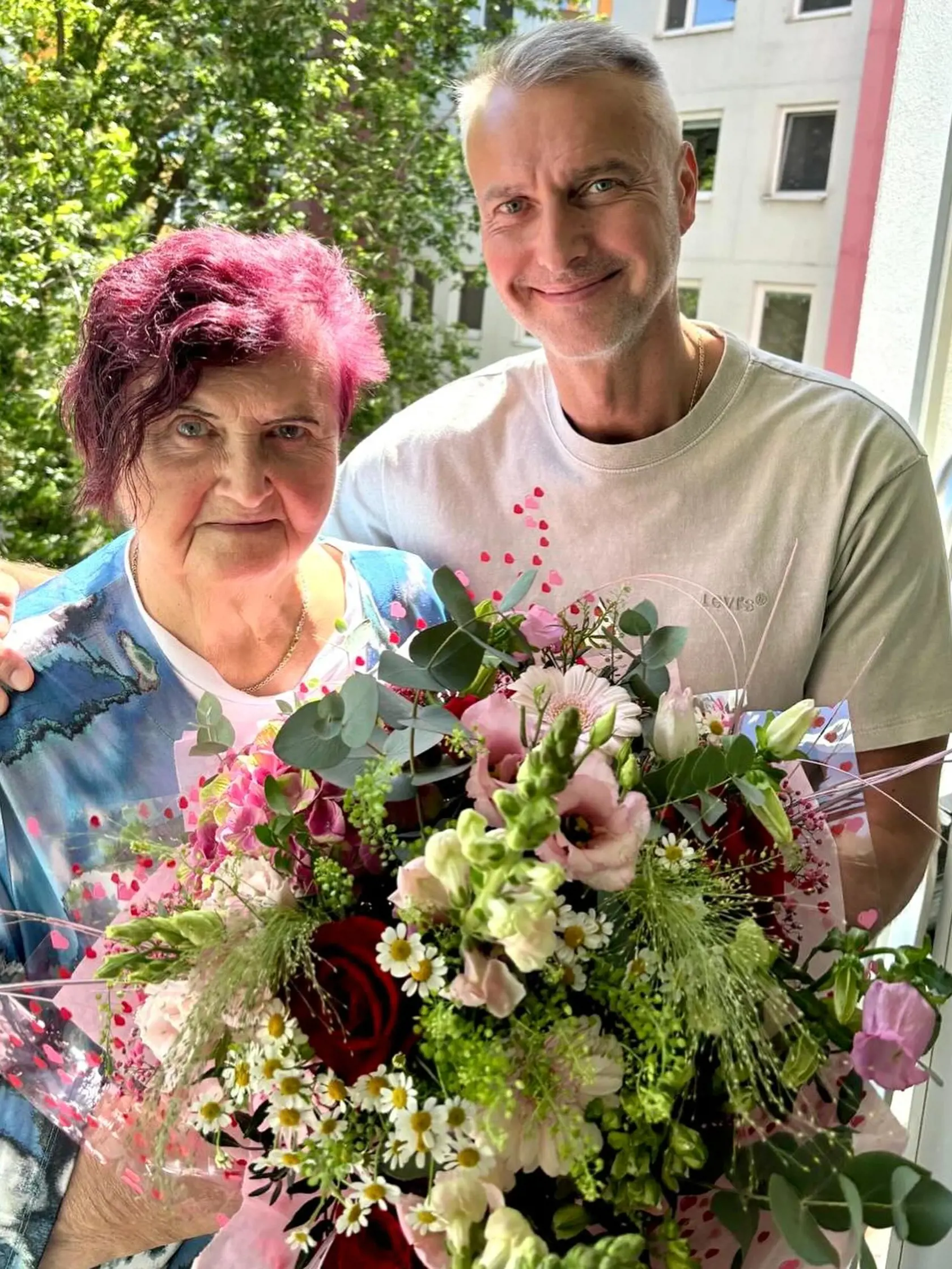 „Za všetko a ešte oveľa viac vám, milé naše mamy, patrí veľké ďakujeme a to nielen dnes.
Špeciálne ďakujem mojej mamke a tiež manželke Majke, mame našich troch krásnych dcér,“ napísal minister investícií Richard Raši.
