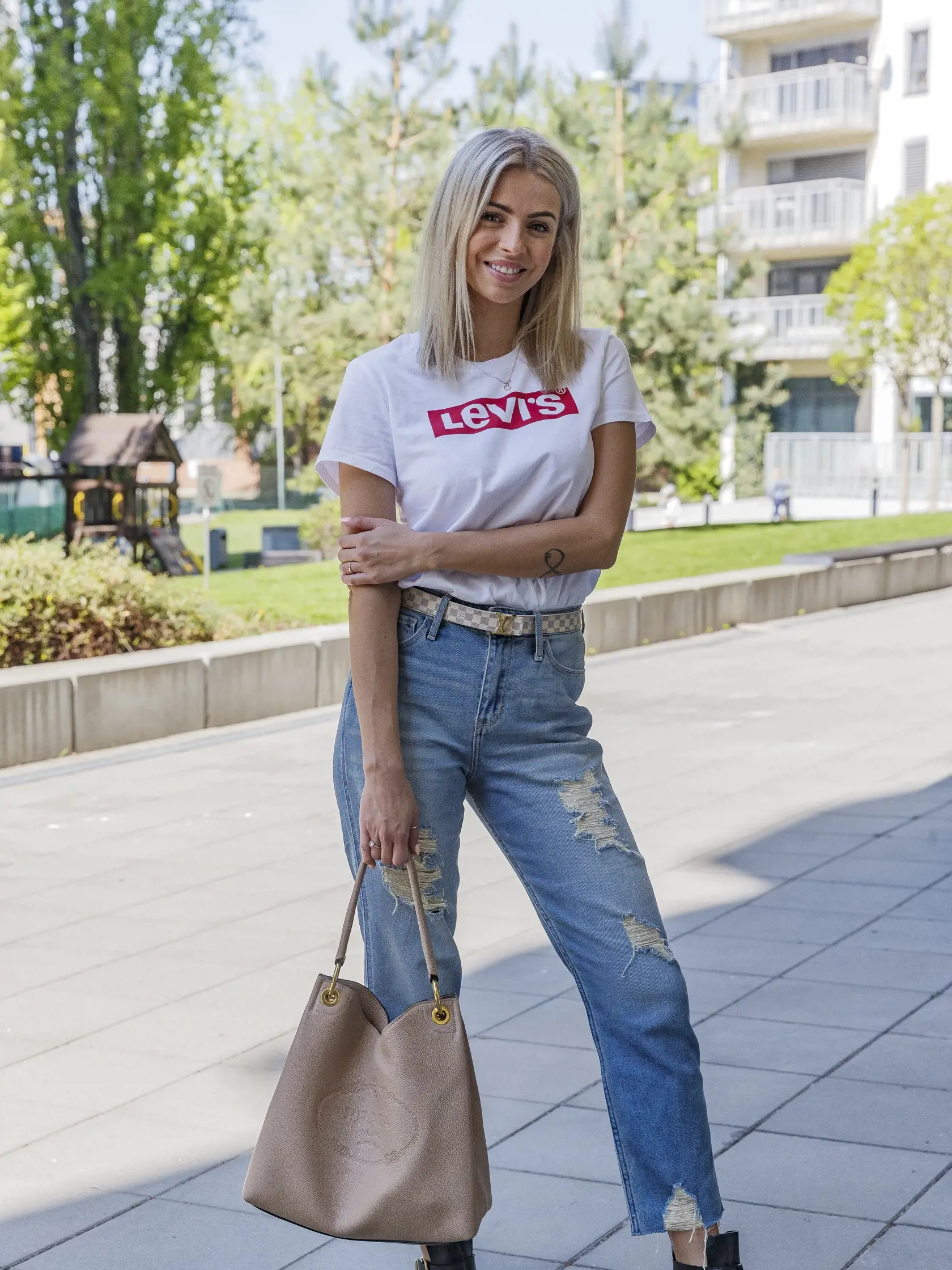 Na snímke modelka Lucia Slaninková so svojimi kabelkami.