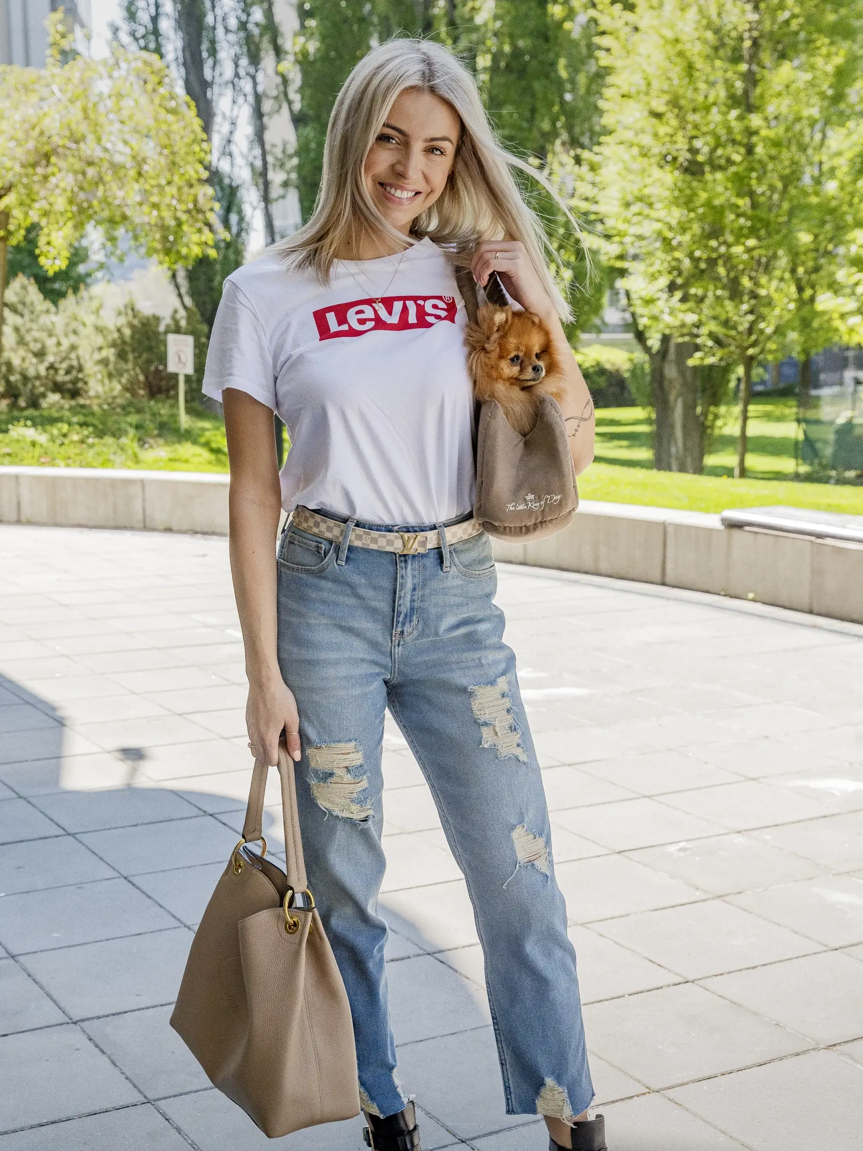Na snímke modelka Lucia Slaninková so svojimi kabelkami.