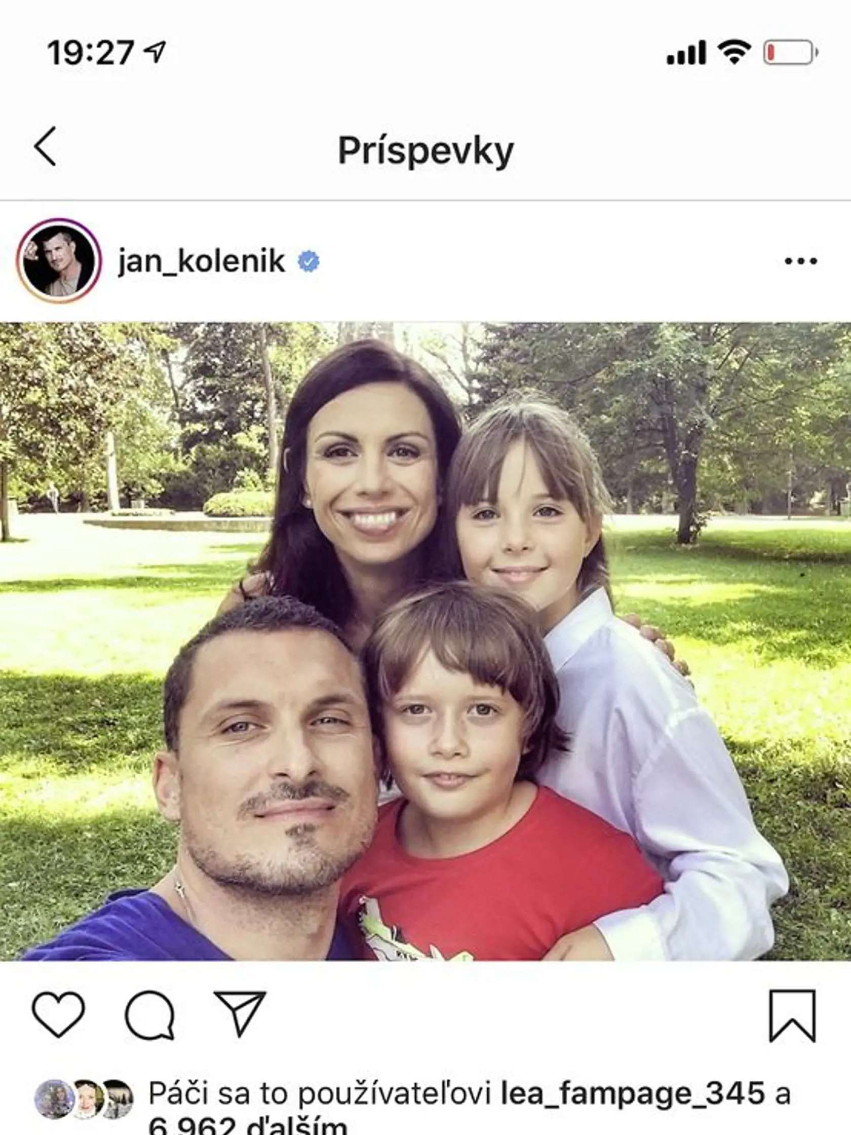 Úlohu otca si zatiaľ užíva len v seriáli. 