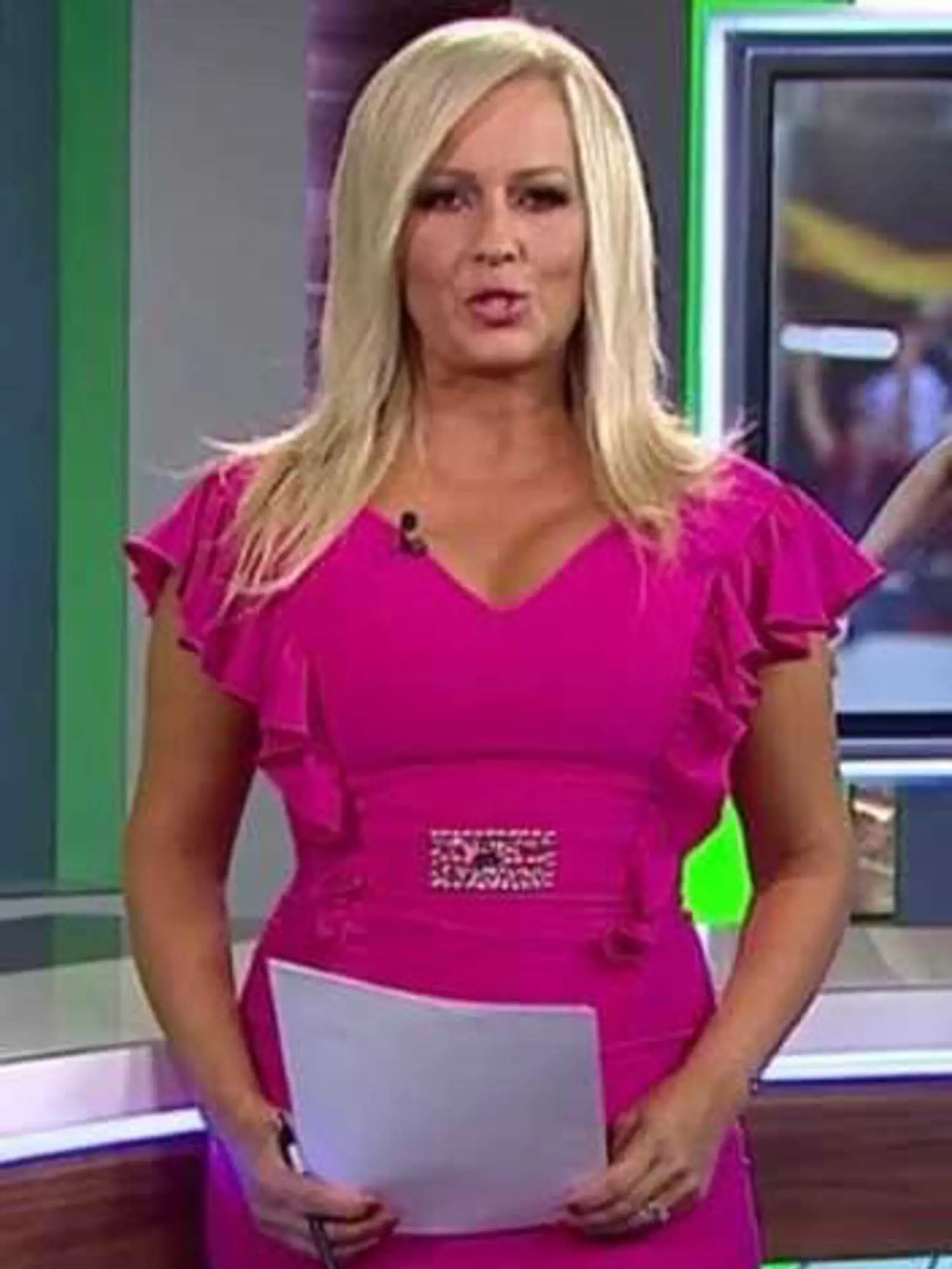 Blondínka predviedla riadne nadupaný dekolt.