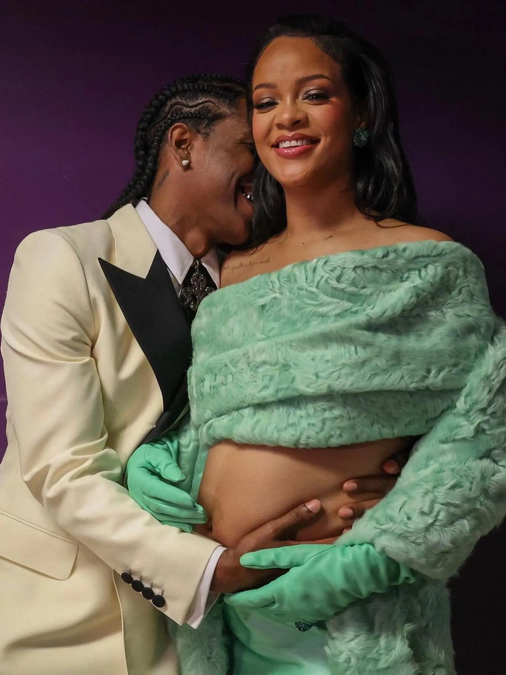 Rihanna ukazovala bruško.