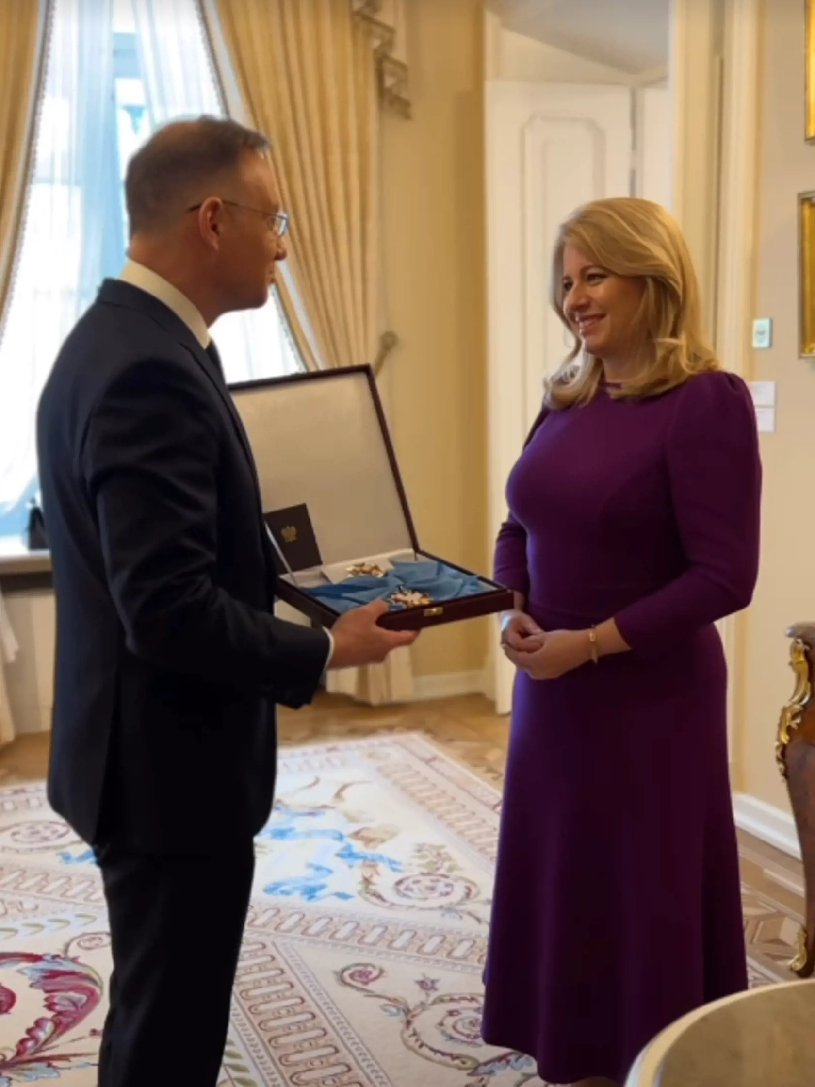 Poľský prezident Andrzej Duda predal Zuzane Čaputovej najvyššie poľské štátne vyznamenanie Rad Bielej orlice.