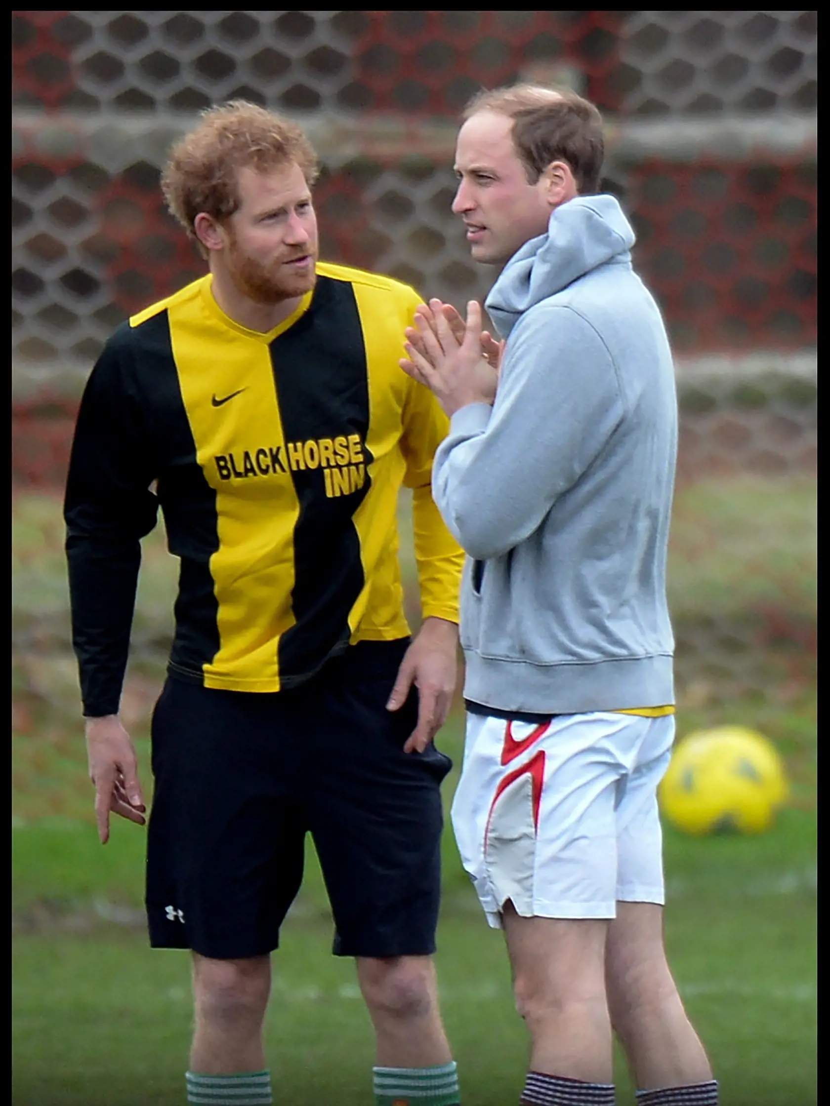 Harry a William hrajú na Vianoce tradičný futbal.