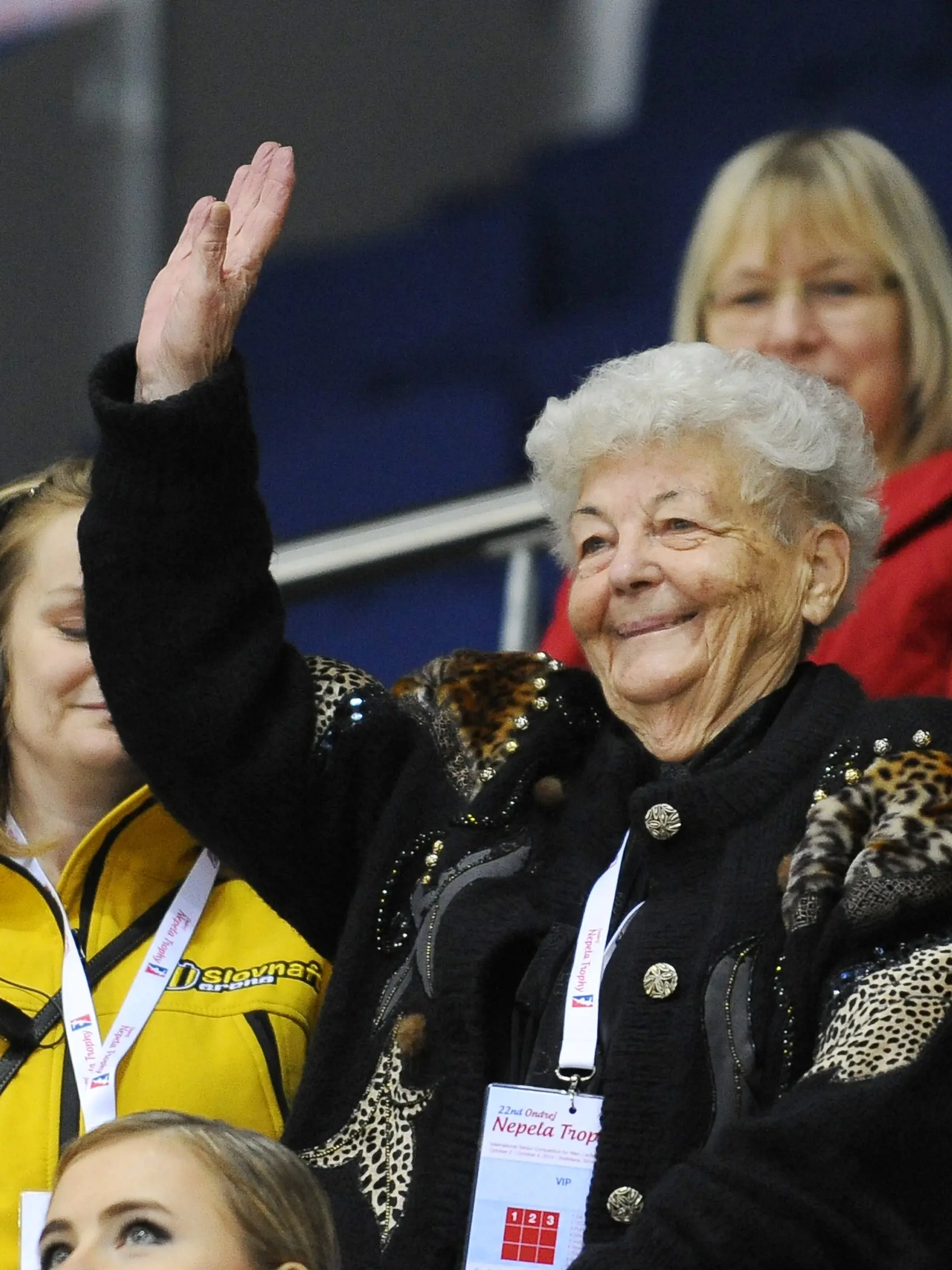 Dlhoročná trénerka Ondreja Nepelu Hilda Múdra máva divákom pred voľnými jazdami mužov na 22. ročníku Memoriálu Ondreja Nepelu v Bratislave v roku 2014.