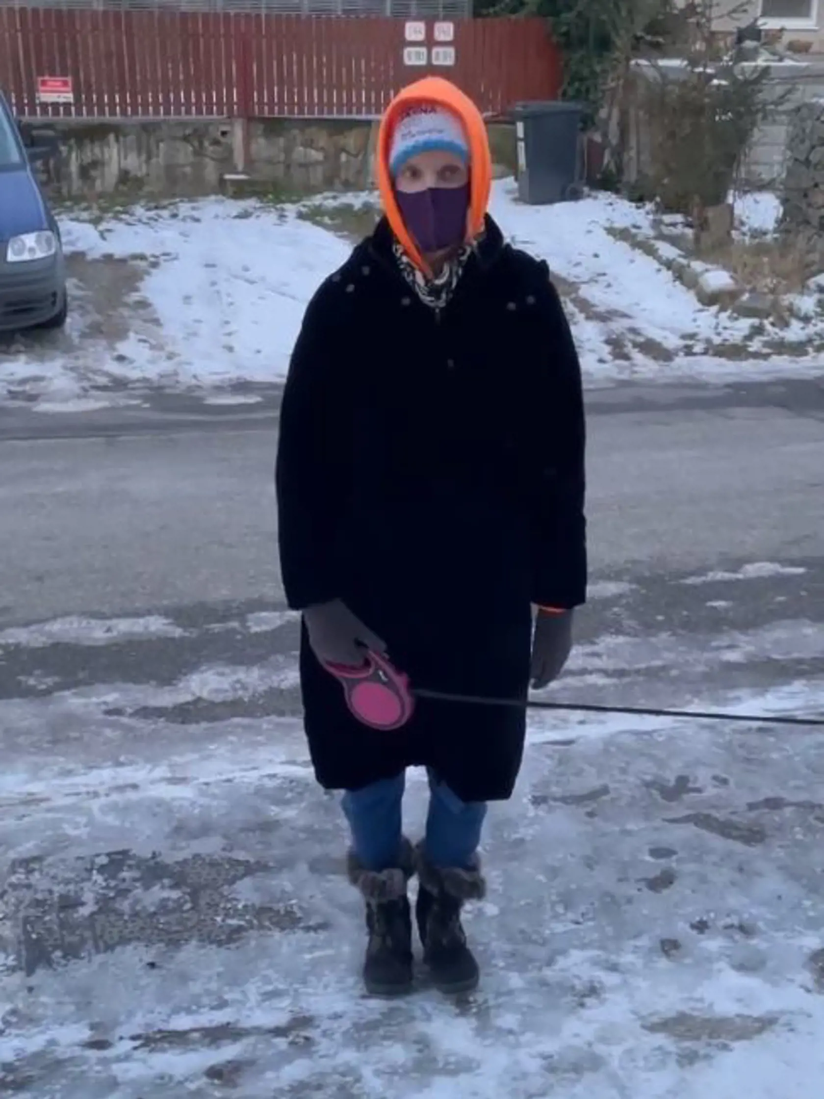 Viktor zverejnil takéto zábery Adely. Vyzerá ako bubák pri smetiakoch.