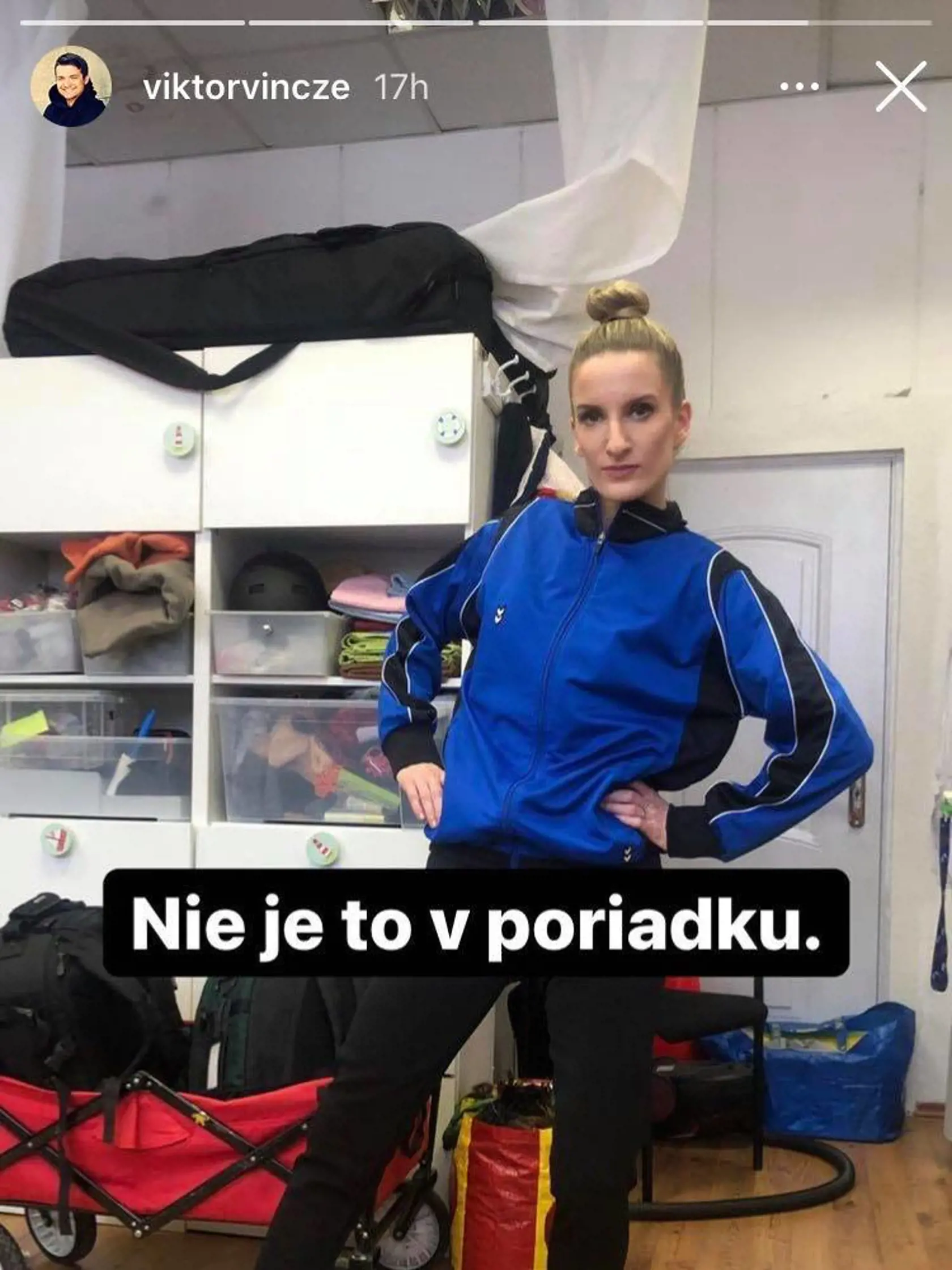 Adela v šporotvej mikine. Ani toto sa Viktorovi nepozdávalo.