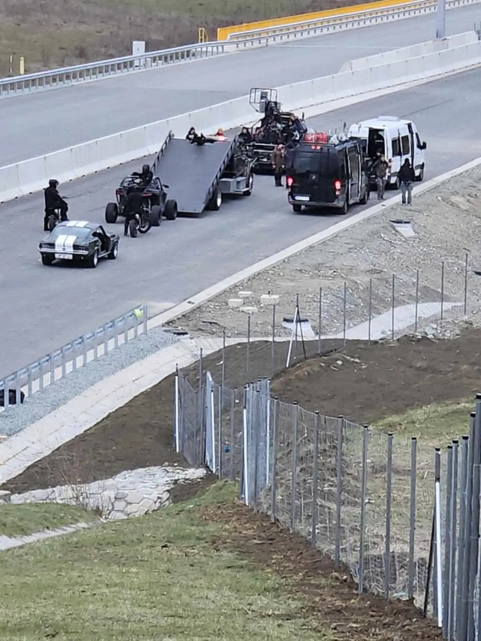 Aj takto vyzerá natáčanie akčného filmu na diaľnici na Kysuciach.