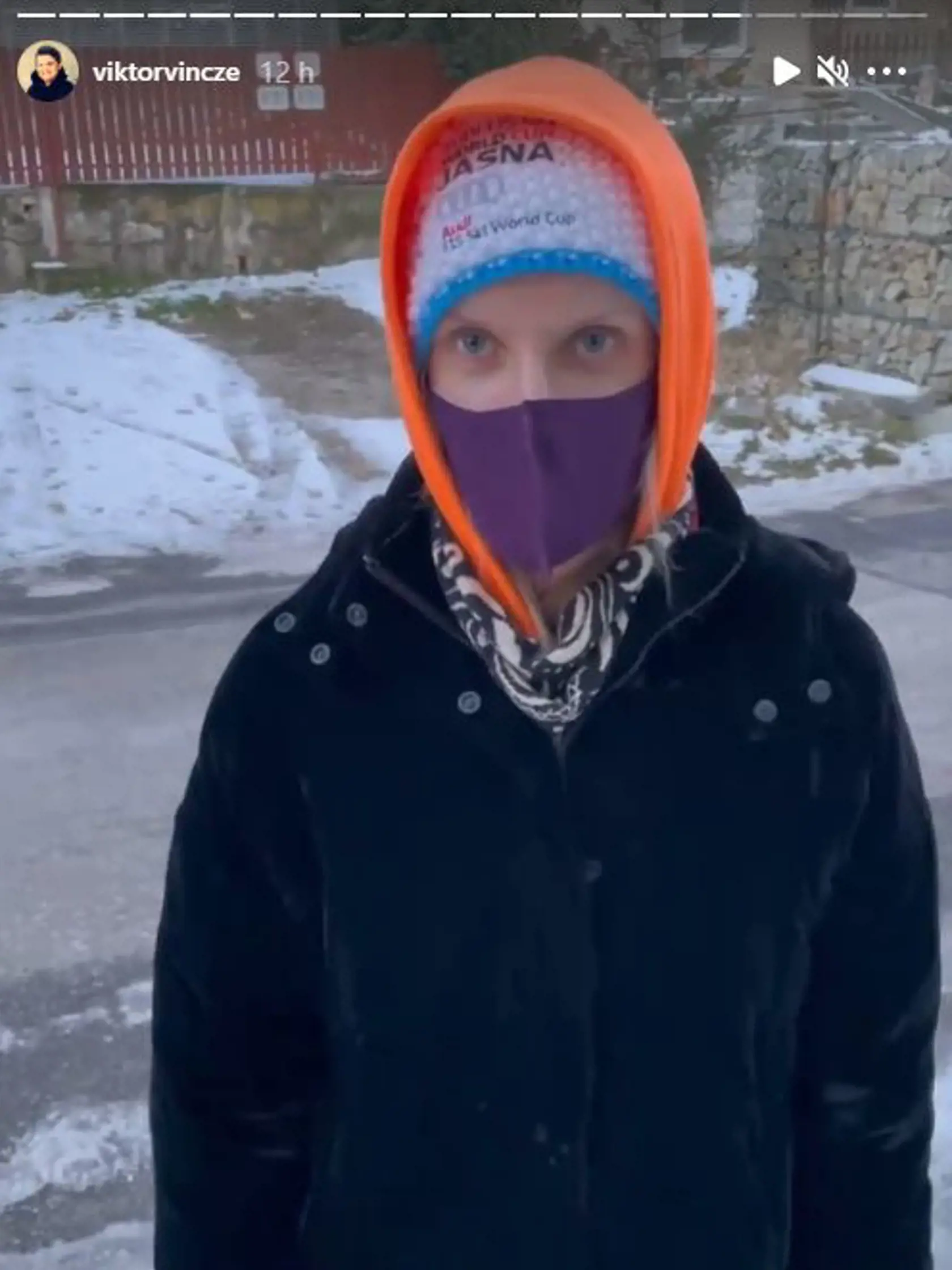 Viktor zverejnil takéto zábery Adely. Vyzerá ako bubák pri smetiakoch.