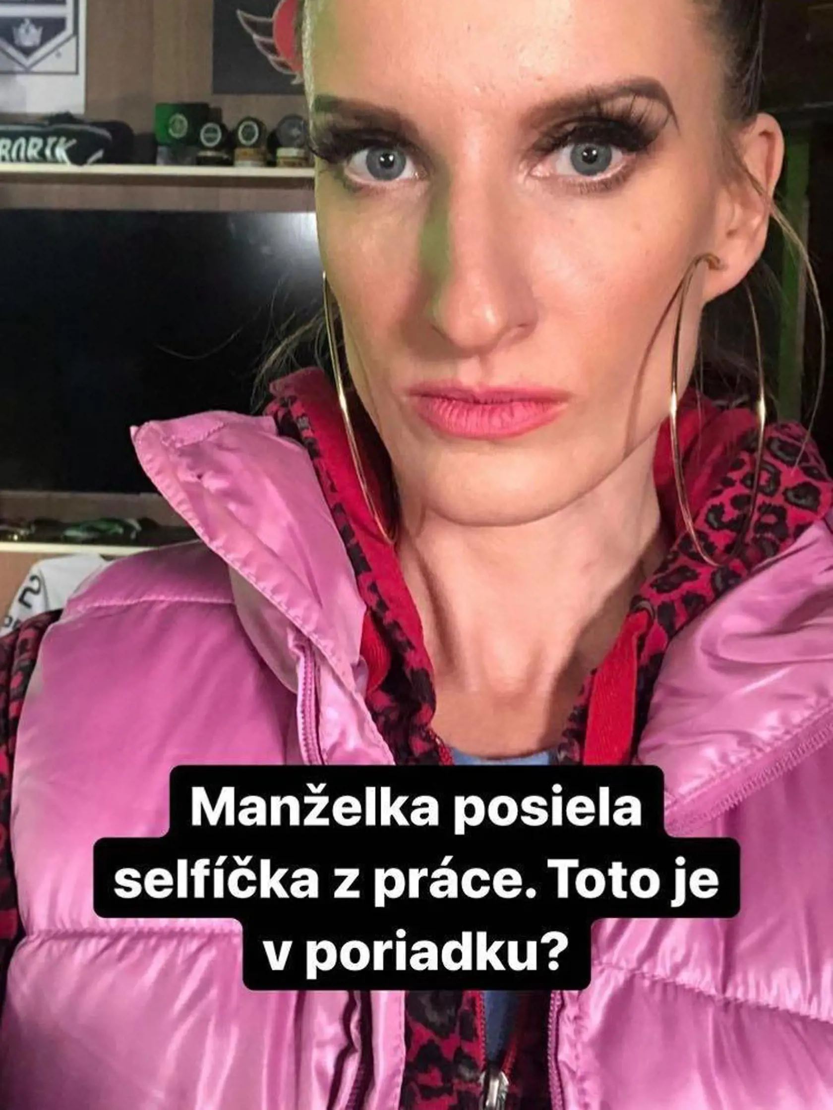Výrazný mejkap Adely v štýle 80. roky. Vinczemu sa to nepozdávalo.