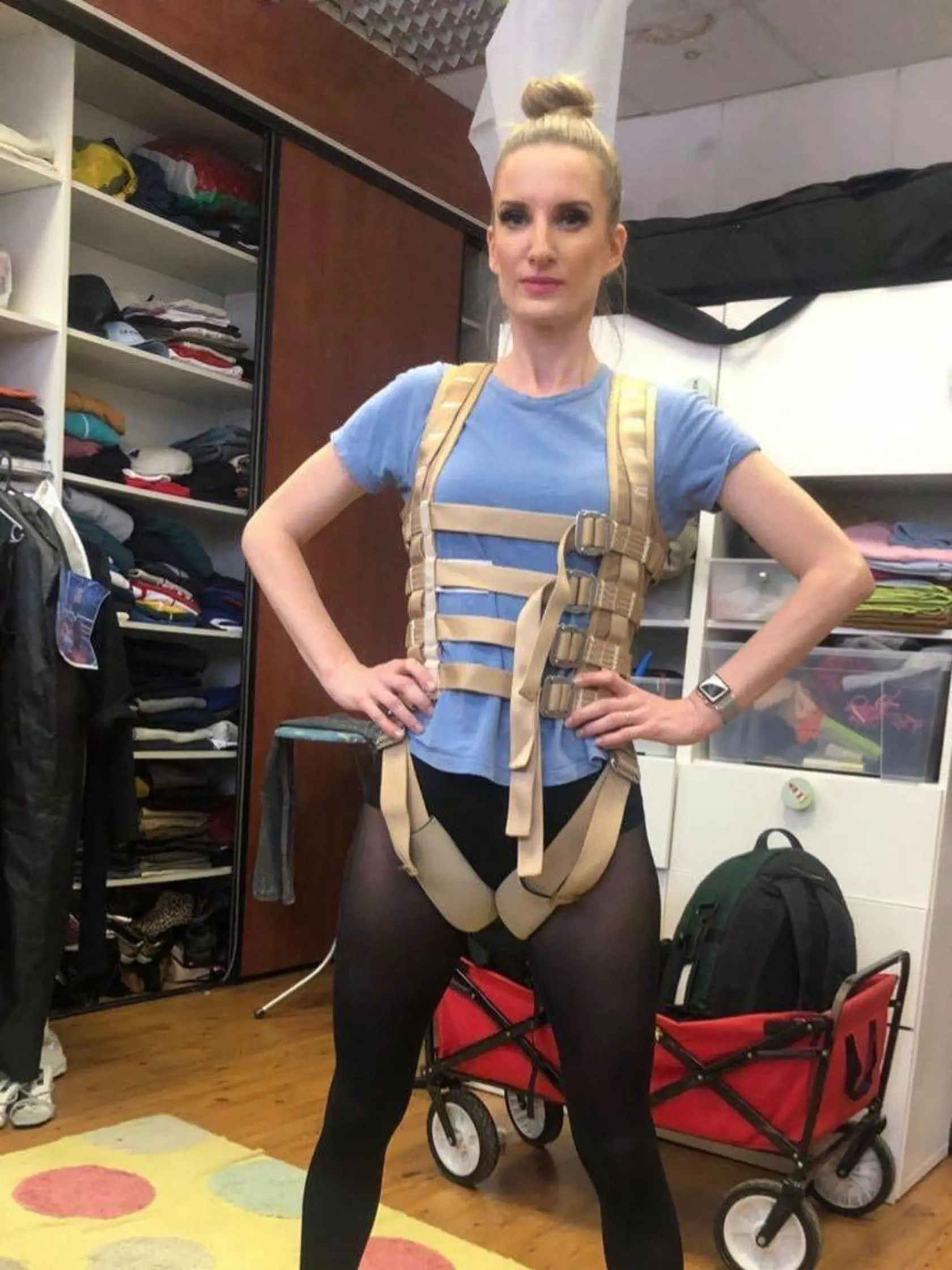 Adela sa ukázala iba v pančuškách a "popruhoch".