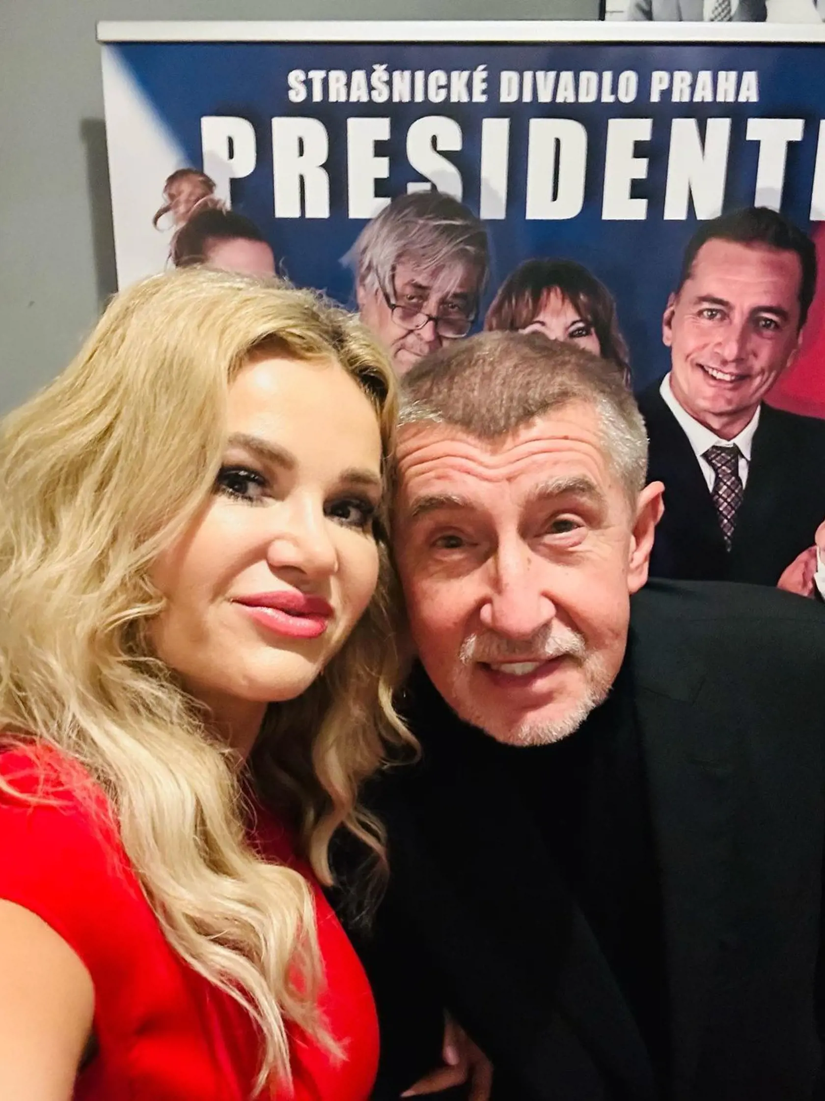 Monika s manželom do spoločnosti chodila málokedy. Väčšinou ju sprevádzala dcéra, alebo priateľky.
