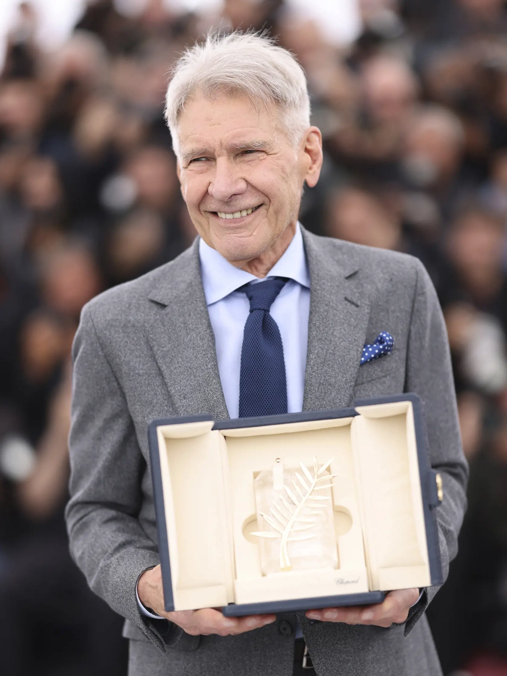 Na snímke herec Harrison Ford pózuje so Zlatou palmou počas fototermínu k filmu Indiana Jones a Nástroj osudu na 76. ročníku Medzinárodného filmového festivalu v Cannes 19. mája 2023. FOTO TASR/AP