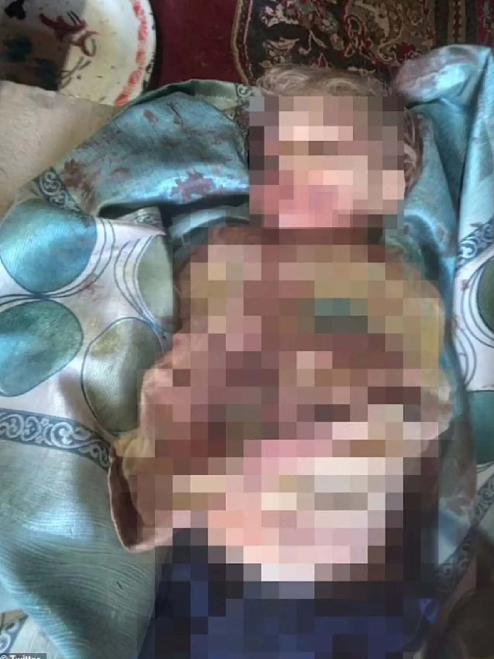 Taliban zabíja nevinné deti pri brutálnom upevňovaní moci, tvrdí bývalý afganský minister vnútra Masoud Andarabi, ktorý na Twitteri zverejnil šokujúce fotografie ľudí vrátane malého dieťaťa, ktoré údajne bojovníci zavraždili.