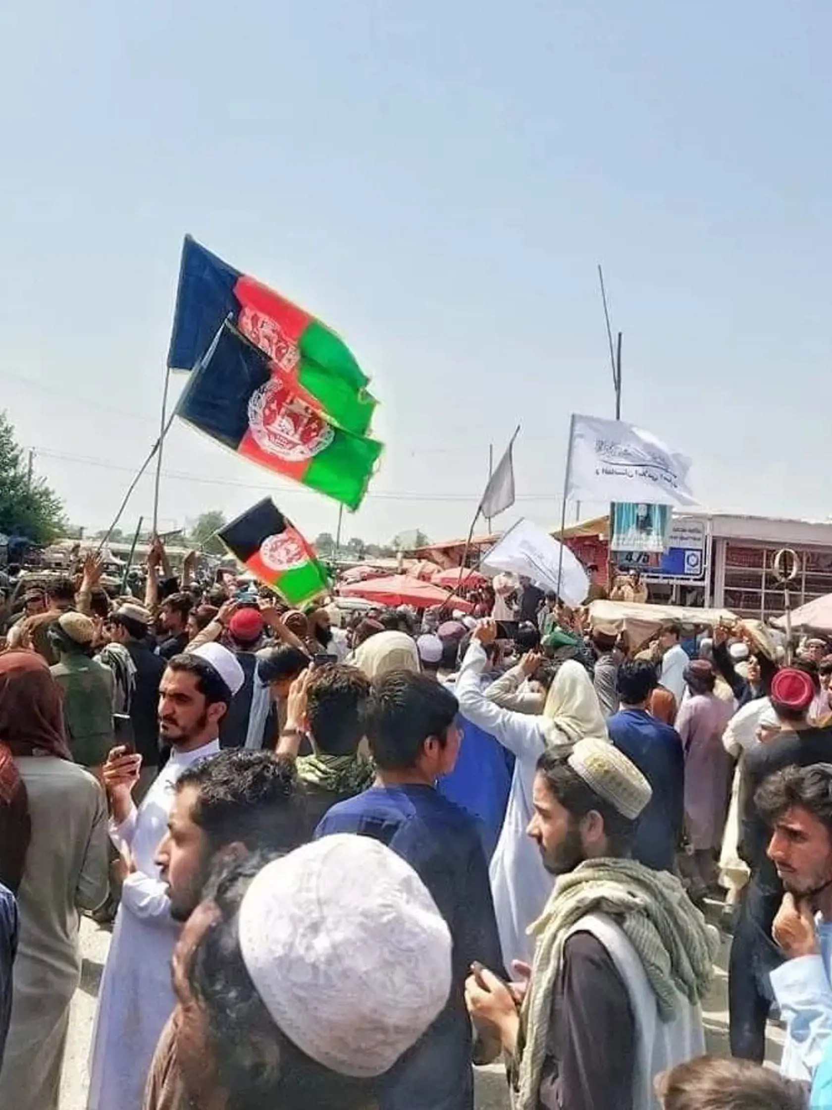 Taliban oslavuje v uliciach svoje víťazstvo.