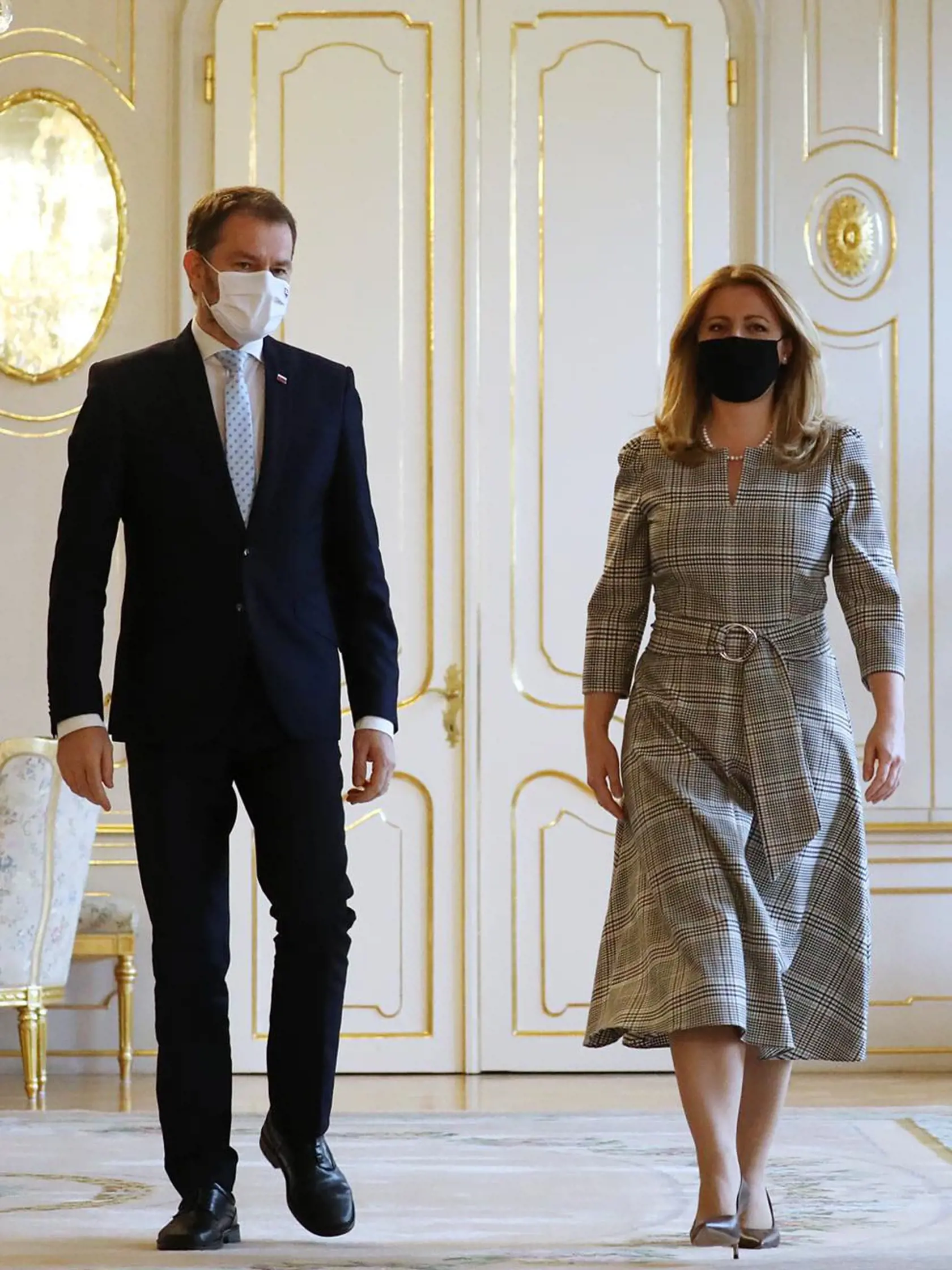 Oblečenie prezidentky sa musí riadiť protokolom. Na snímke Zuzana Čaputová s Igorom Matovičom.