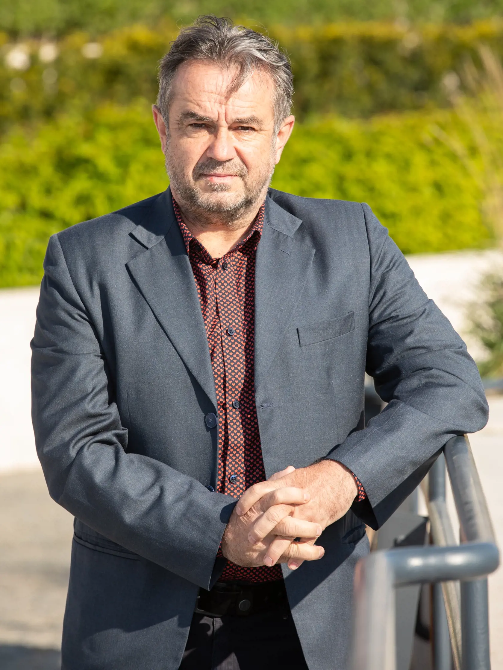 Hoci dnes pôsobí v politike, čo je výsostne vážna záležitosť, je taký ako v minulosti. Stále rozpráva vtipy, zábavné historky a nedáva si servítku pred ústa.