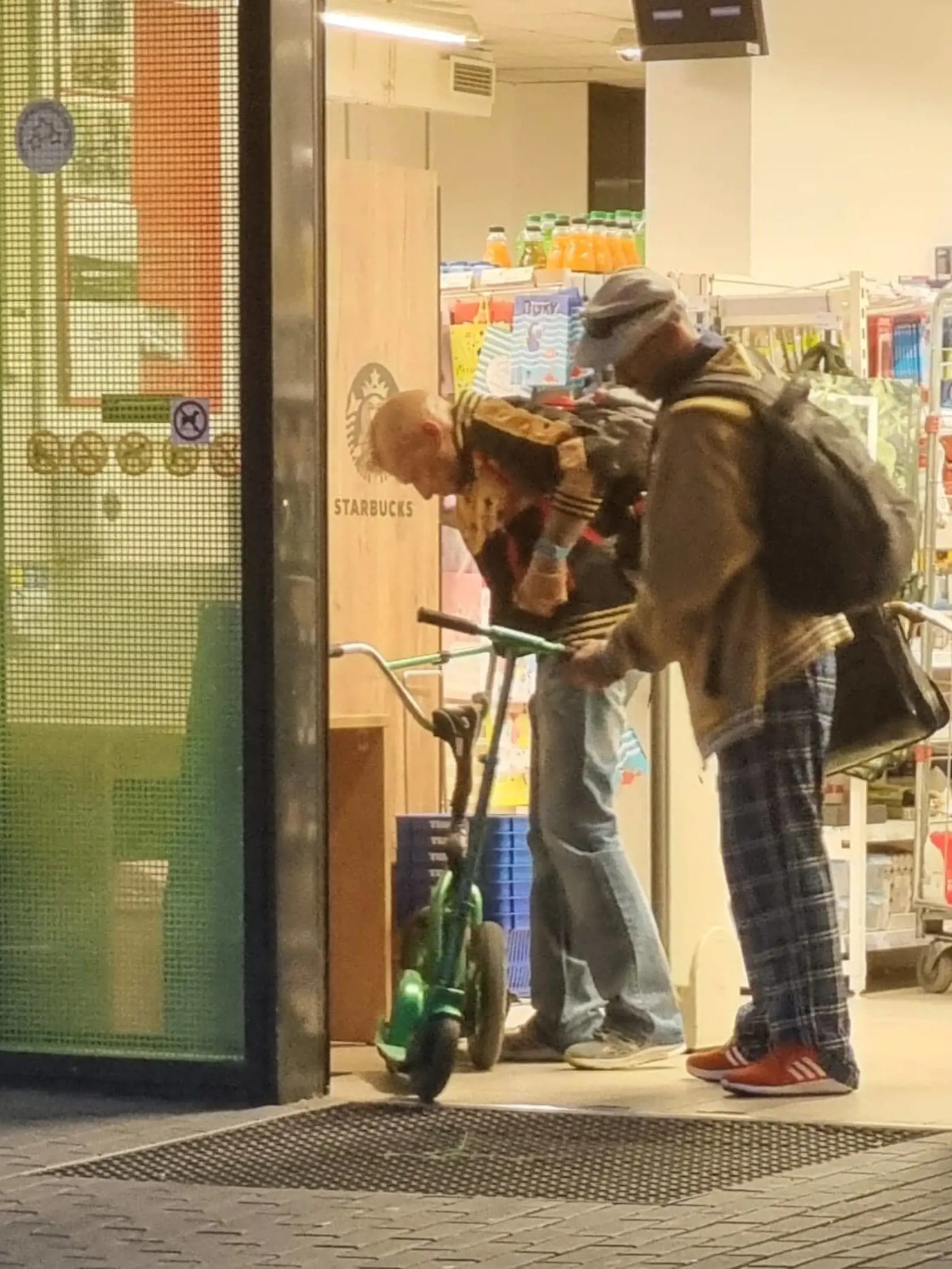 Lukáš Hoffman nedávno nakupoval s kamarátom v potravinách. Odišli na kolobežkách.