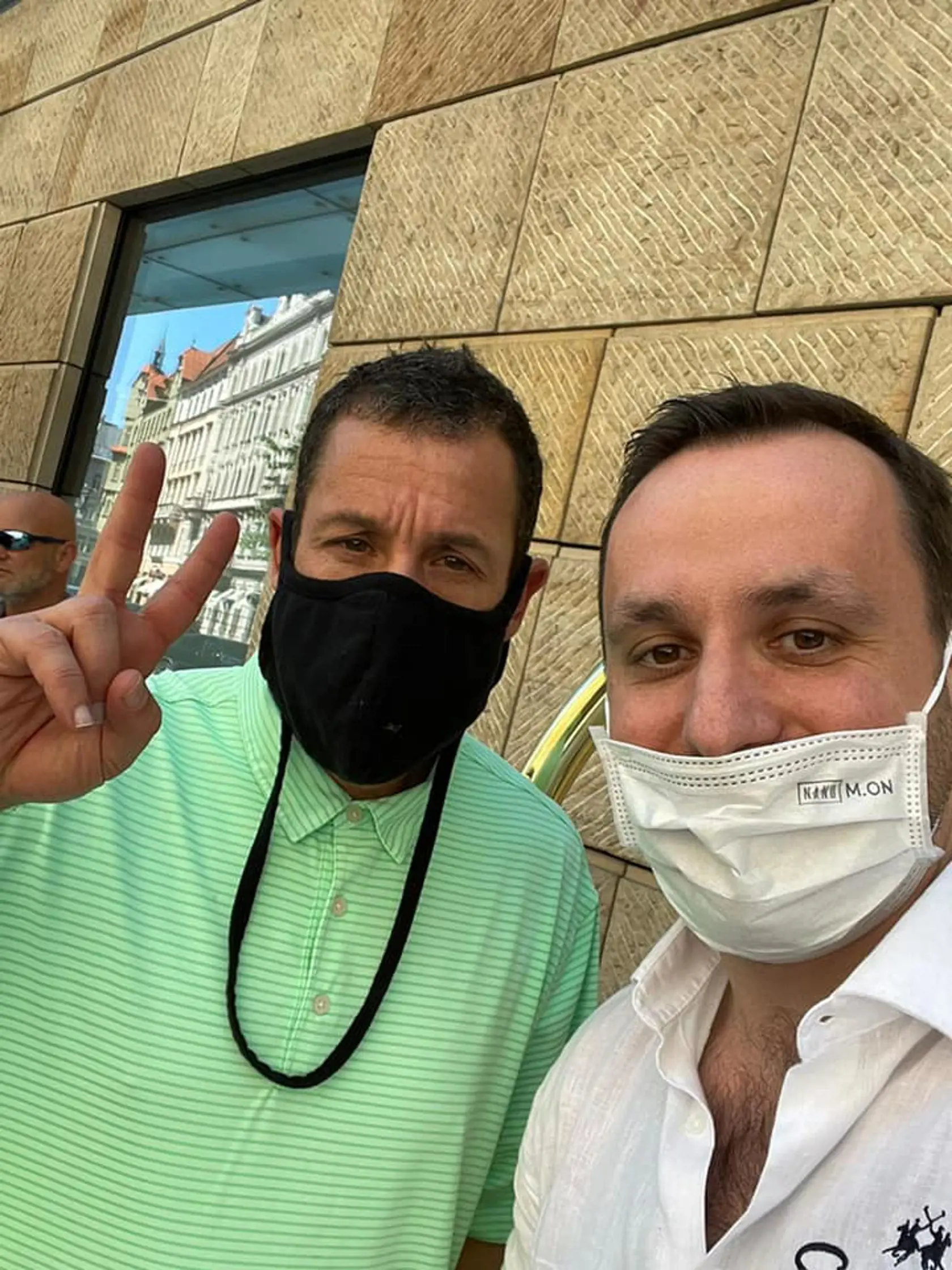 Beňovej partner Klčo, stretol v Prahe amerického herca Adama Sandlara. Neváhal sa s ním vyfotiť.