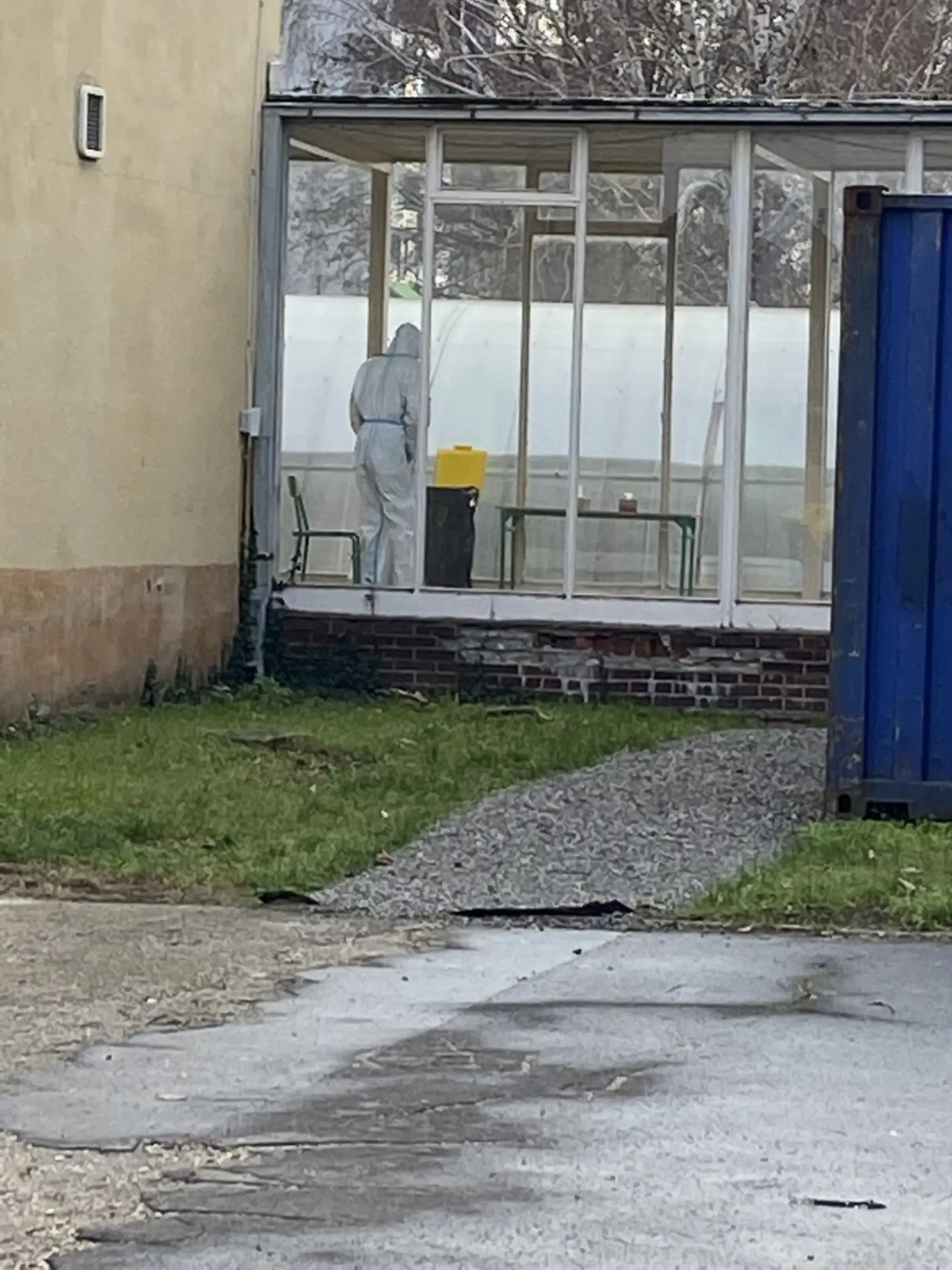 Do testovania sa zapojila aj Trnavská Anglicko/slovenská bilingválna škola BESST, ktorú navštevujú aj premiérove dcéry.  Testovanie sa konalo dnes od 9 do 12 hodiny. Pred budovou sa zhromažďovali rodičia s deťmi, testovanie prebiehalo rýchlo.
