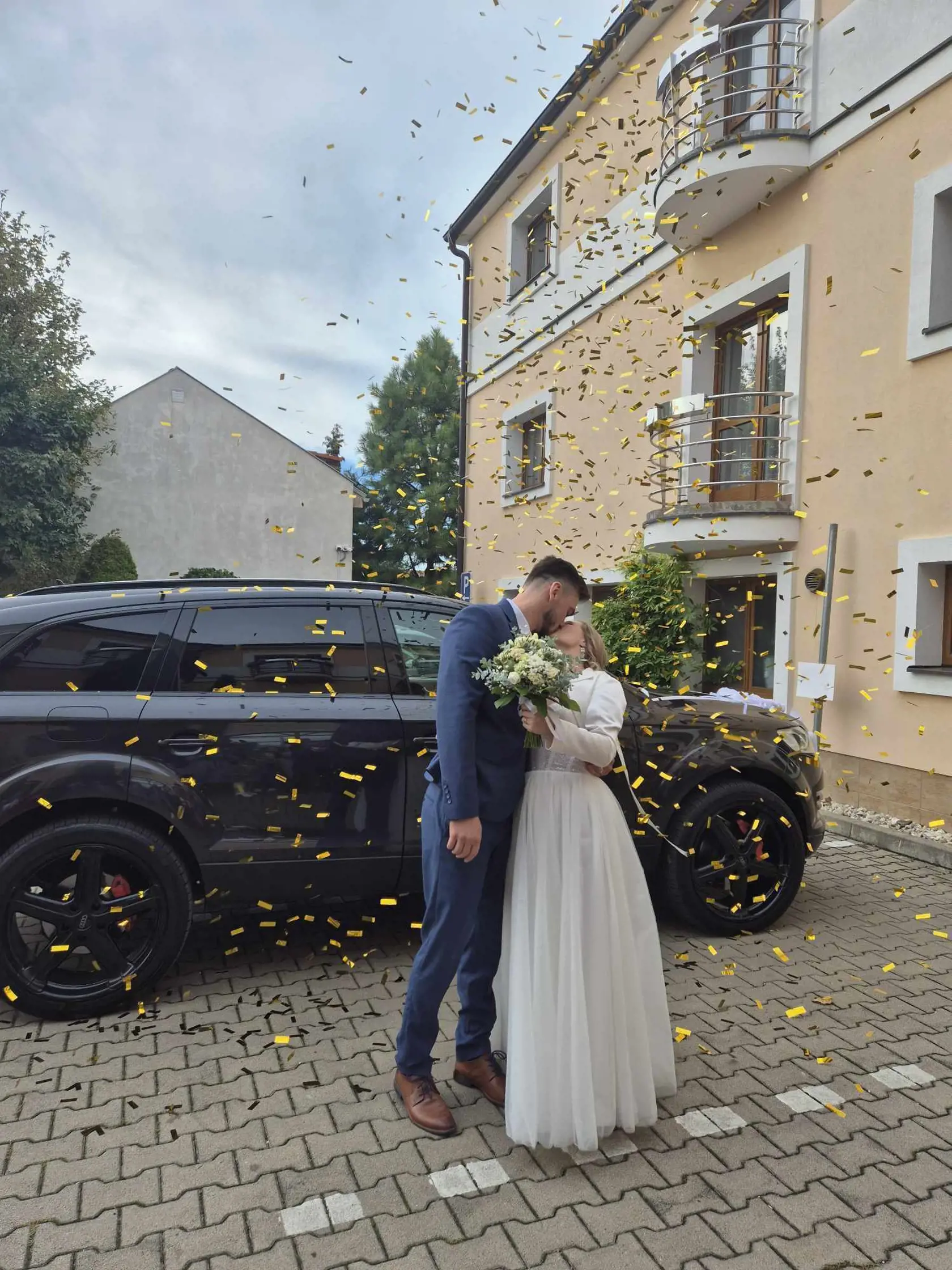 Ženíchova žena Katarína bola z celej situácie veľmi zničená. Nečudo, vo svojich svadobných šatách ju na mieste vypočúvala polícia.