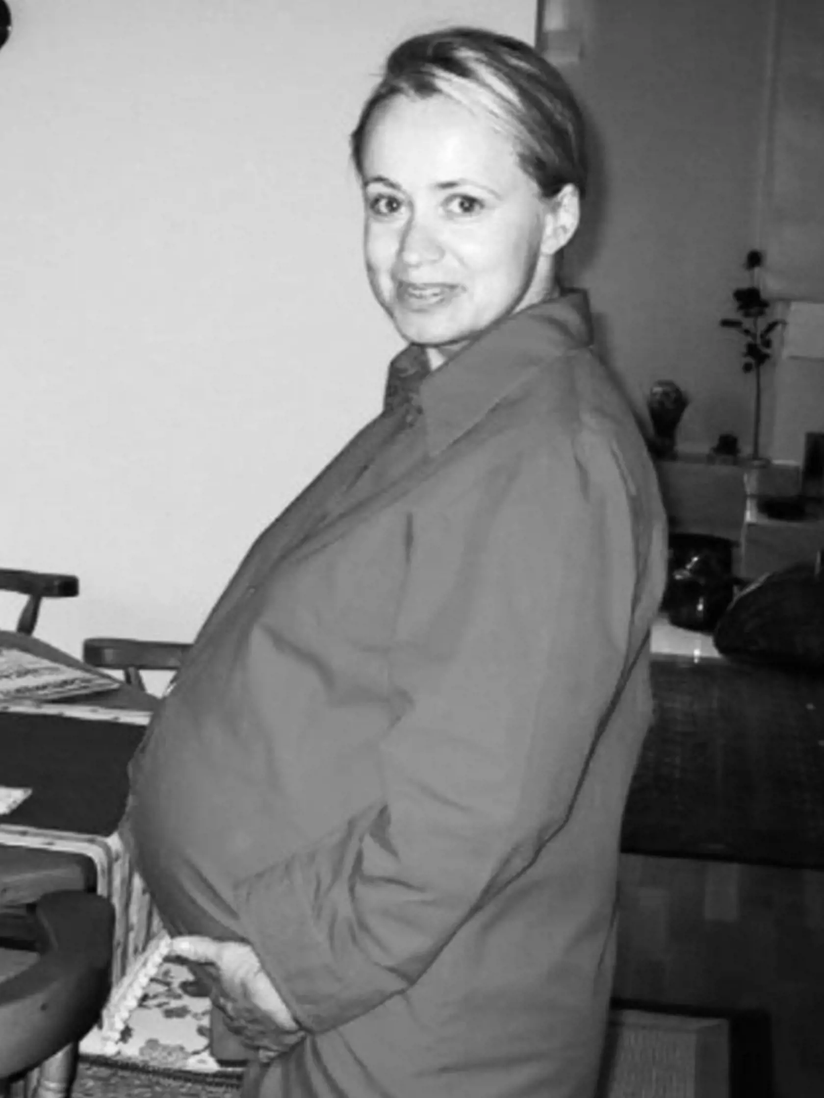 Posledné dni pred pôrodom z roku 2001. Moje tretie tehotenstvo a tretie dieťa 👶🏻 Opäť dcéra. Dcéra číslo II 🧒👧🏻. Vytúžené dieťa jednej šťastnej mamičky v pokročilom veku.