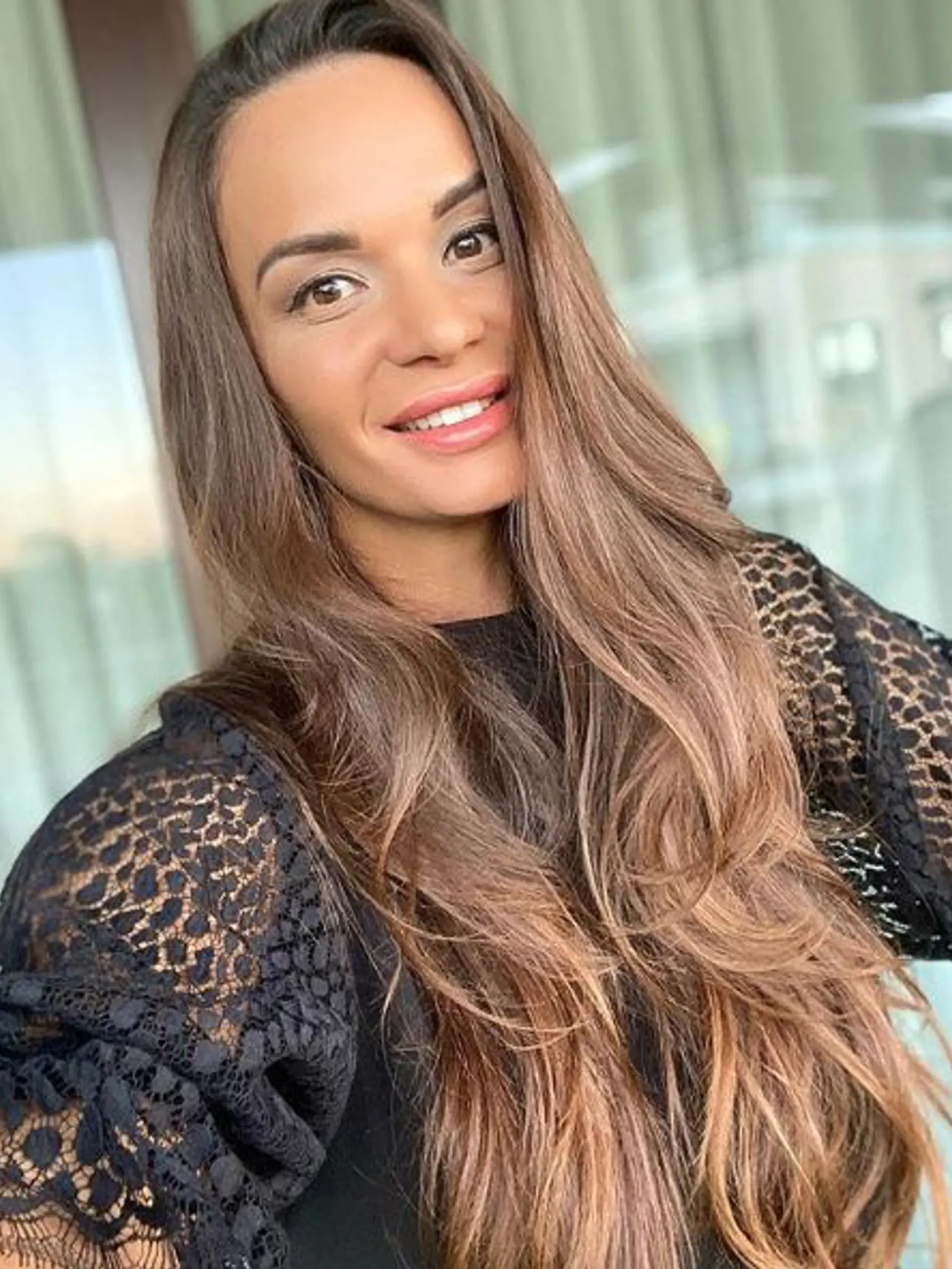 Heringhová mala vlasy už skoro po pás.
