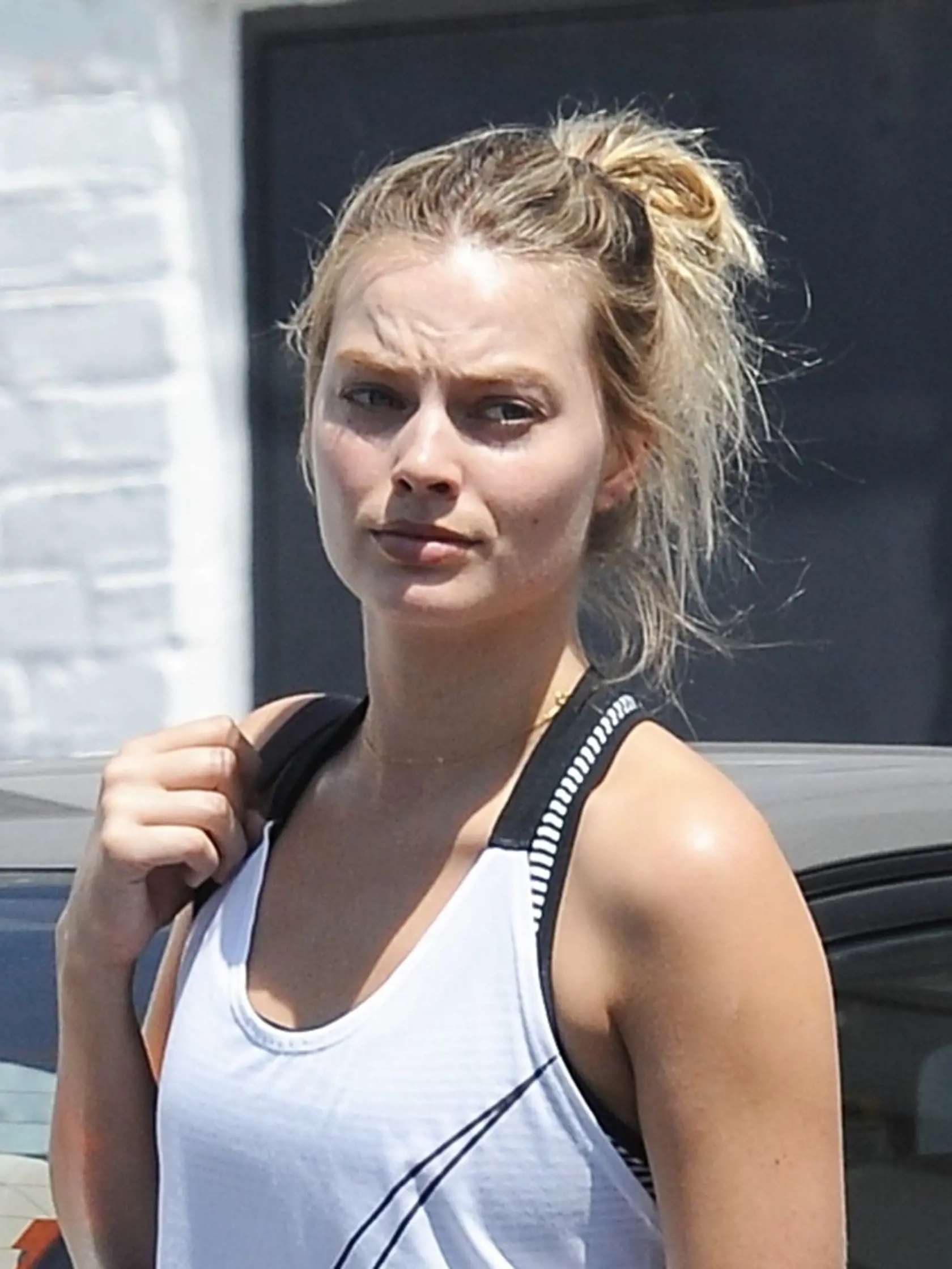 Margot Robbie (29) by si na seba mohla obliecť aj vrece a stále by vyzerala božsky.