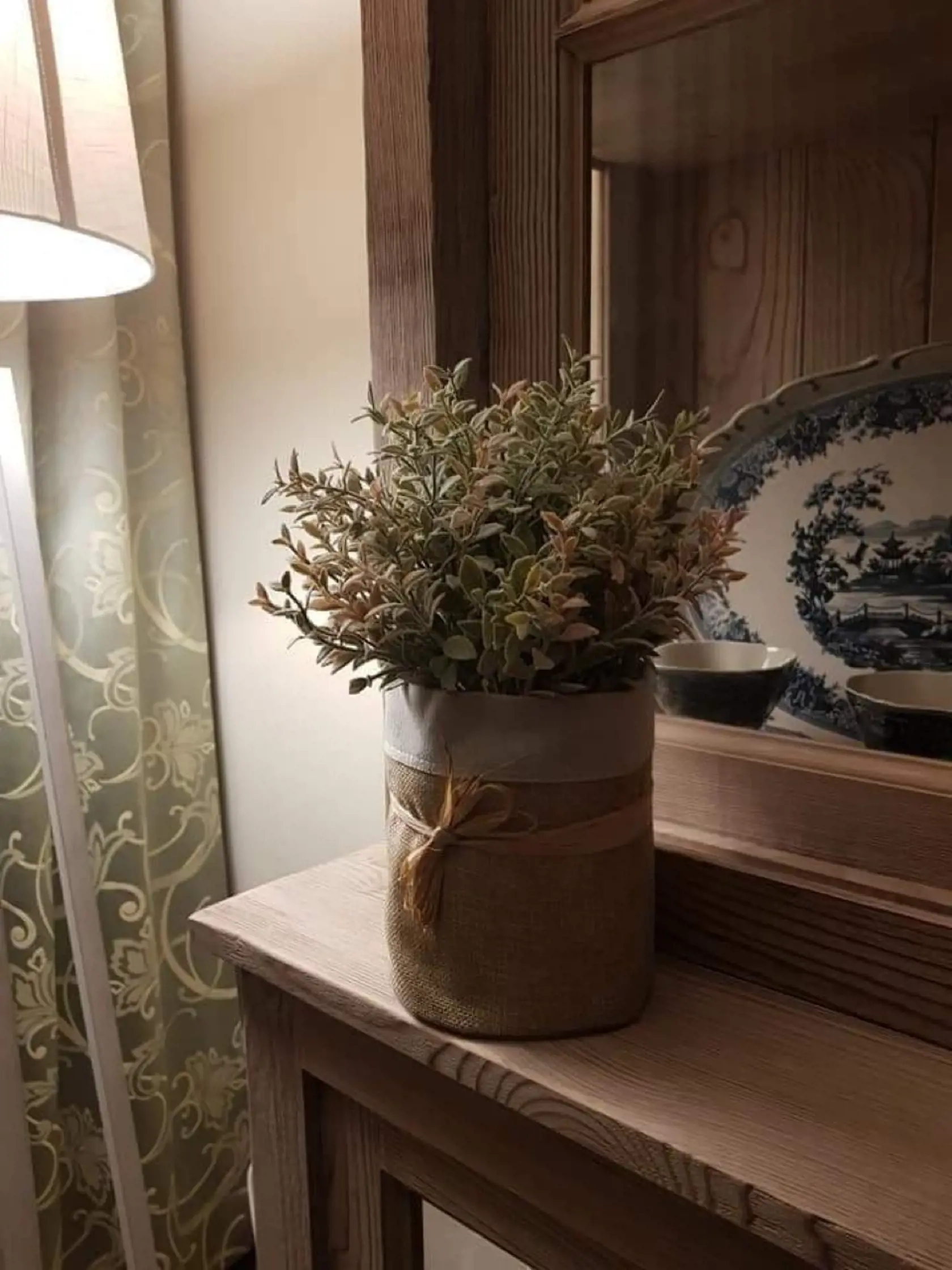 Kvetinová dekorácia Antónie Mačingovej pri historickom porceláne.