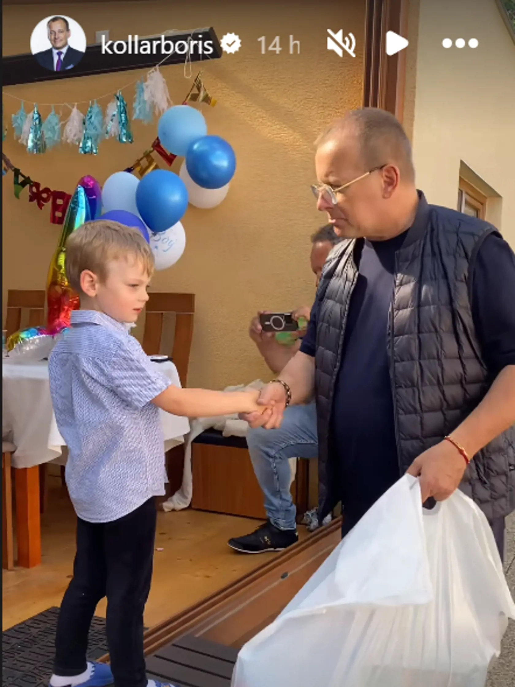 Exkluzívne zábery z narodeninovej oslavy malého Markusa. Na párty sa stretli štyri mamičky Kollárových detí - Mirka Jakubisová, mama Markusa, Monika Ostrihoňová, Barbora Balúchová a Paula Simoes. Na oslave nechýbala ani mama politika Anna.