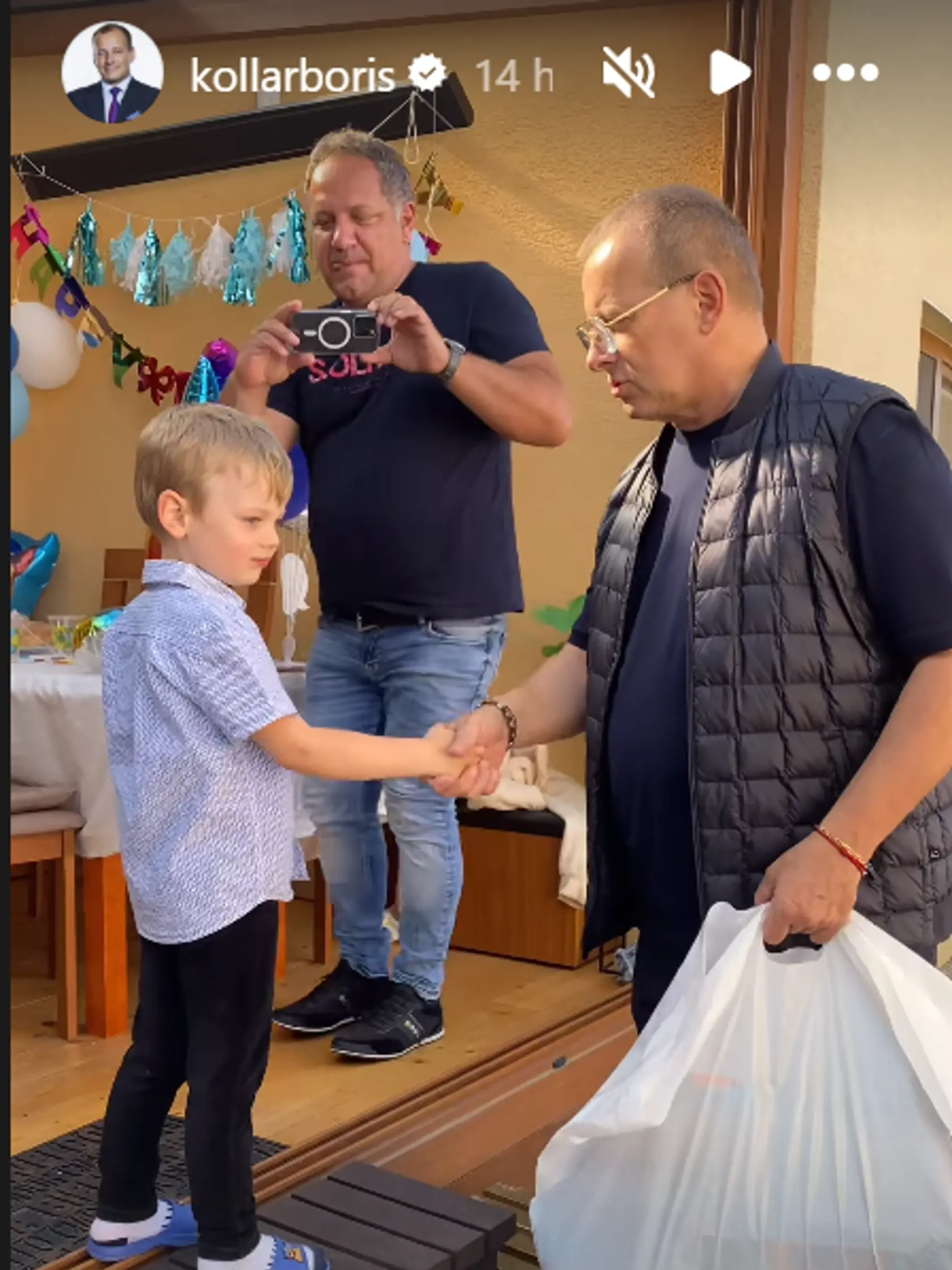 Exkluzívne zábery z narodeninovej oslavy malého Markusa. Na párty sa stretli štyri mamičky Kollárových detí - Mirka Jakubisová, mama Markusa, Monika Ostrihoňová, Barbora Balúchová a Paula Simoes. Na oslave nechýbala ani mama politika Anna.