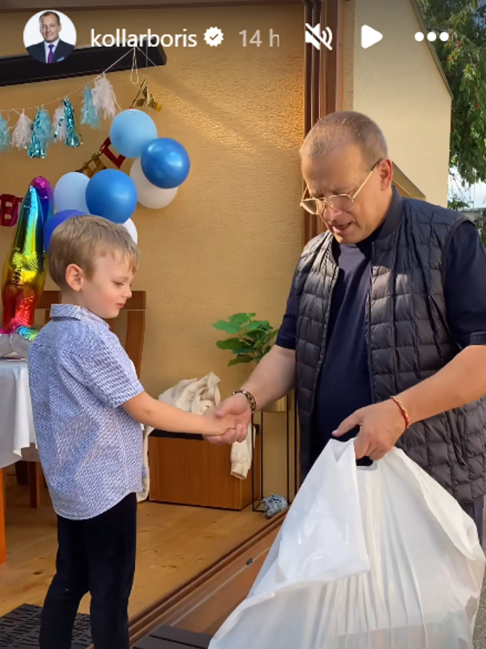 Exkluzívne zábery z narodeninovej oslavy malého Markusa. Na párty sa stretli štyri mamičky Kollárových detí - Mirka Jakubisová, mama Markusa, Monika Ostrihoňová, Barbora Balúchová a Paula Simoes. Na oslave nechýbala ani mama politika Anna.