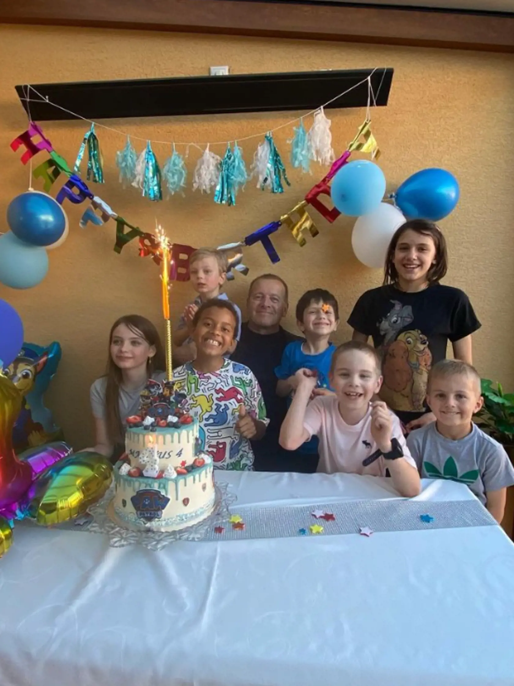 Exkluzívne zábery z narodeninovej oslavy malého Markusa. Na párty sa stretli štyri mamičky Kollárových detí - Mirka Jakubisová, mama Markusa, Monika Ostrihoňová, Barbora Balúchová a Paula Simoes. Na oslave nechýbala ani mama politika Anna.