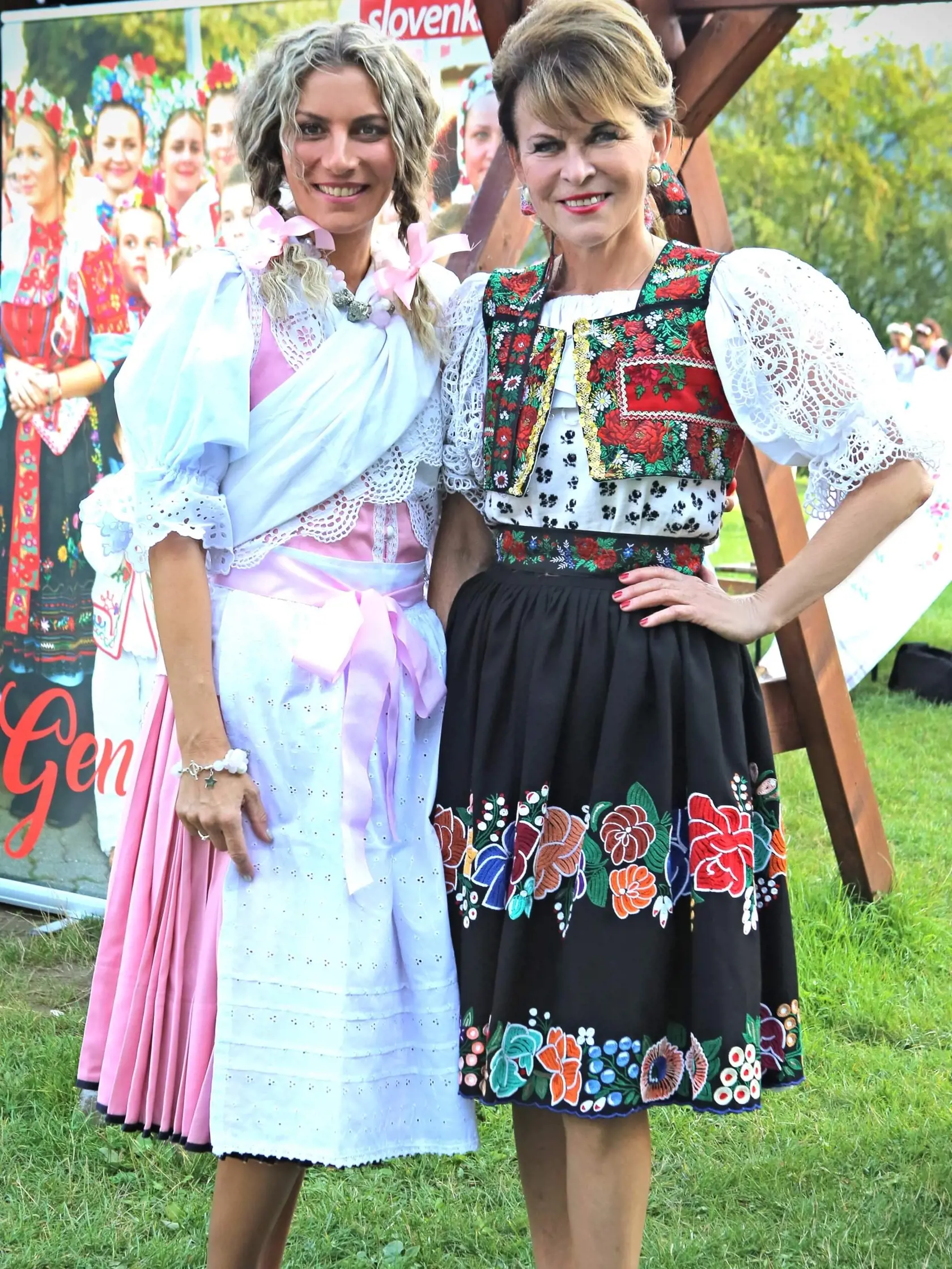 Kroj som mala naposledy oblečený ešte ako malé dievčatko. Mali sme vtedy v škôlke karneval. Po mnohých rokoch som si ho dala opäť. Nahovorila ma na to riaditeľka Slovenského dňa kroja Mária Reháková, ktorá tiež prišla "krojovaná". "Jááj, či  sme len pekné slovenské dievčatá!"