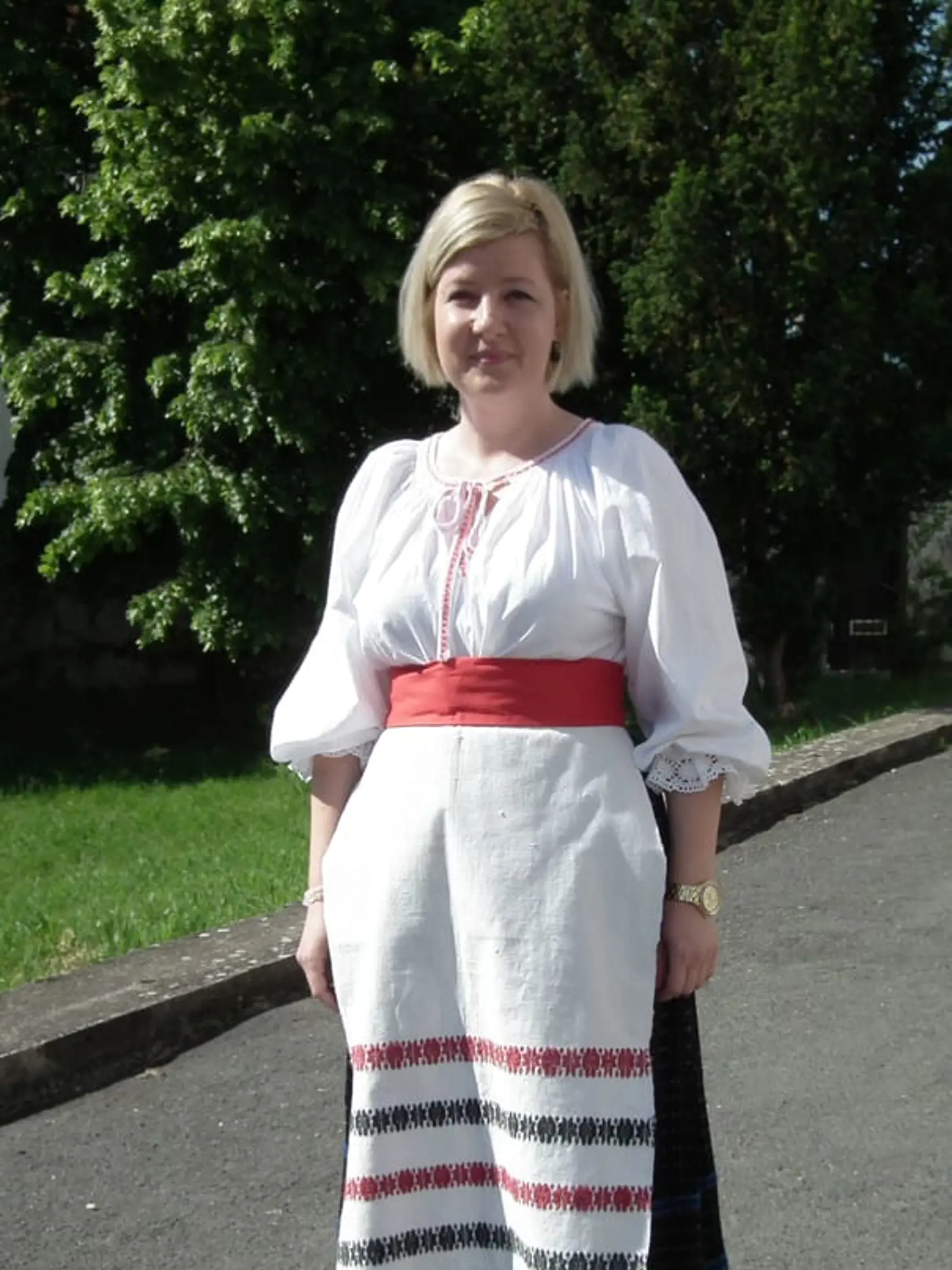 Slávnostný kroj pre vydaté ženy, ktorému chýba kepka, teda pokrievka hlavy. Nosil sa v chudobnejšom horehronskom kraji.