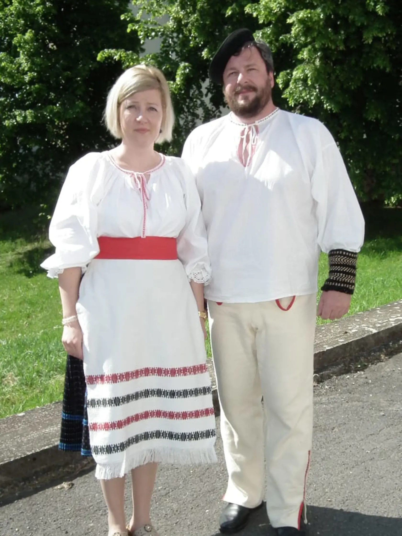 Horehronské slávnostné kroje, ktoré však nie sú kompletné. Vydatej žene chýba kepka, teda pokrievka hlavy, mužovi zase „brusliak“, teda kožená a kožou vyšívaná vestička, ktorá v súčasnosti stojí až 800 €. „Pochádza z chudobnejšieho kraja, pretože muži tieto gate nosili aj do roboty, kam chlapi nosili na zápästí aj takzvané zápiastky,“ vysvetlil Petr Mészároš.