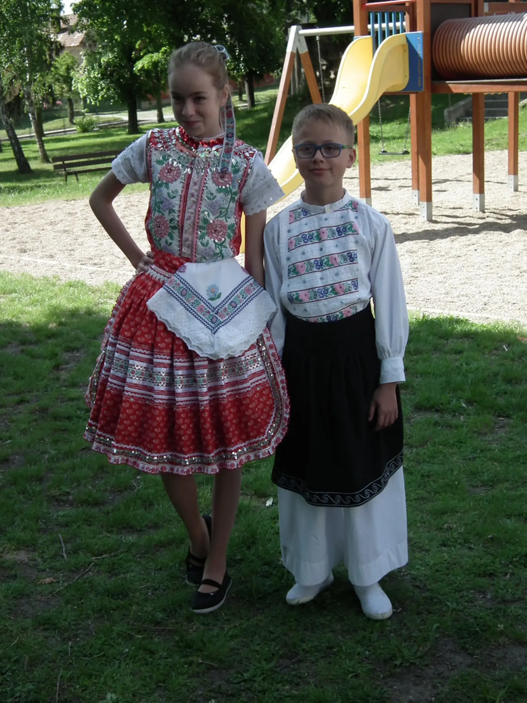 Súrodenci Natálka (11) a Dávidko (9) si obliekli slávnostné tekovské kroje, hoci Dávidko si k nemu dal aj zásteru, ktorú nosili chlapi do práce.