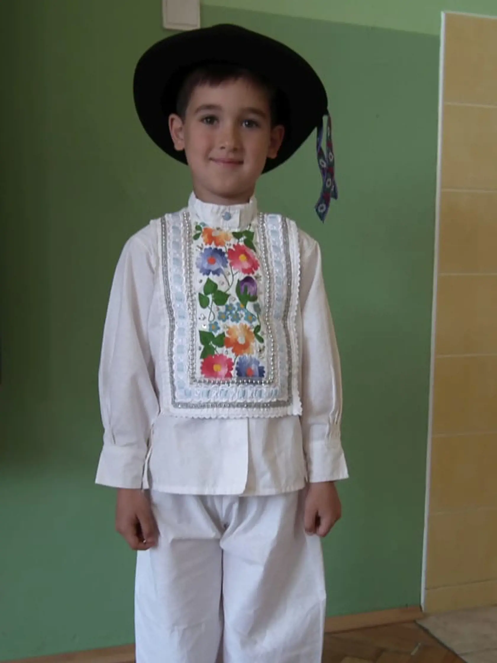Tekovský detský a mládenecký kroj, ktorý má na sebe Šimonko Lazar (7) sa vyznačuje tým, že sa mohol nosiť aj bežne, no ak sa k nemu pripla krásne vyšívaná „brána“, razom sa z neho stal slávnostný, Chlapci a mladí muži, ale aj niektorí dospelí, ho nosili napríklad do kostola.