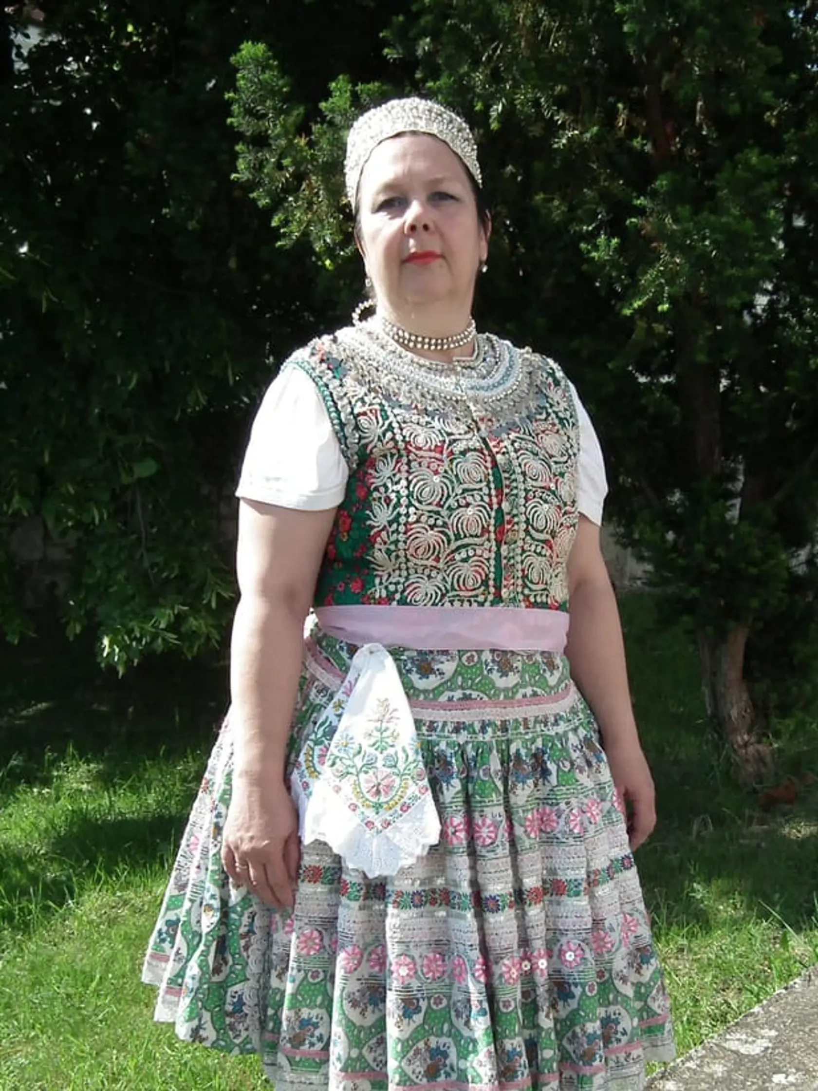 Janka Kosorínová má na svojom krásnom slávnostnom tekovskom kroji aj limbačky, čo sú lesklé pliešky, ktoré svojím ženám v 50-tych rokoch posielali na skrášlenie krojov ich muži z Ameriky.