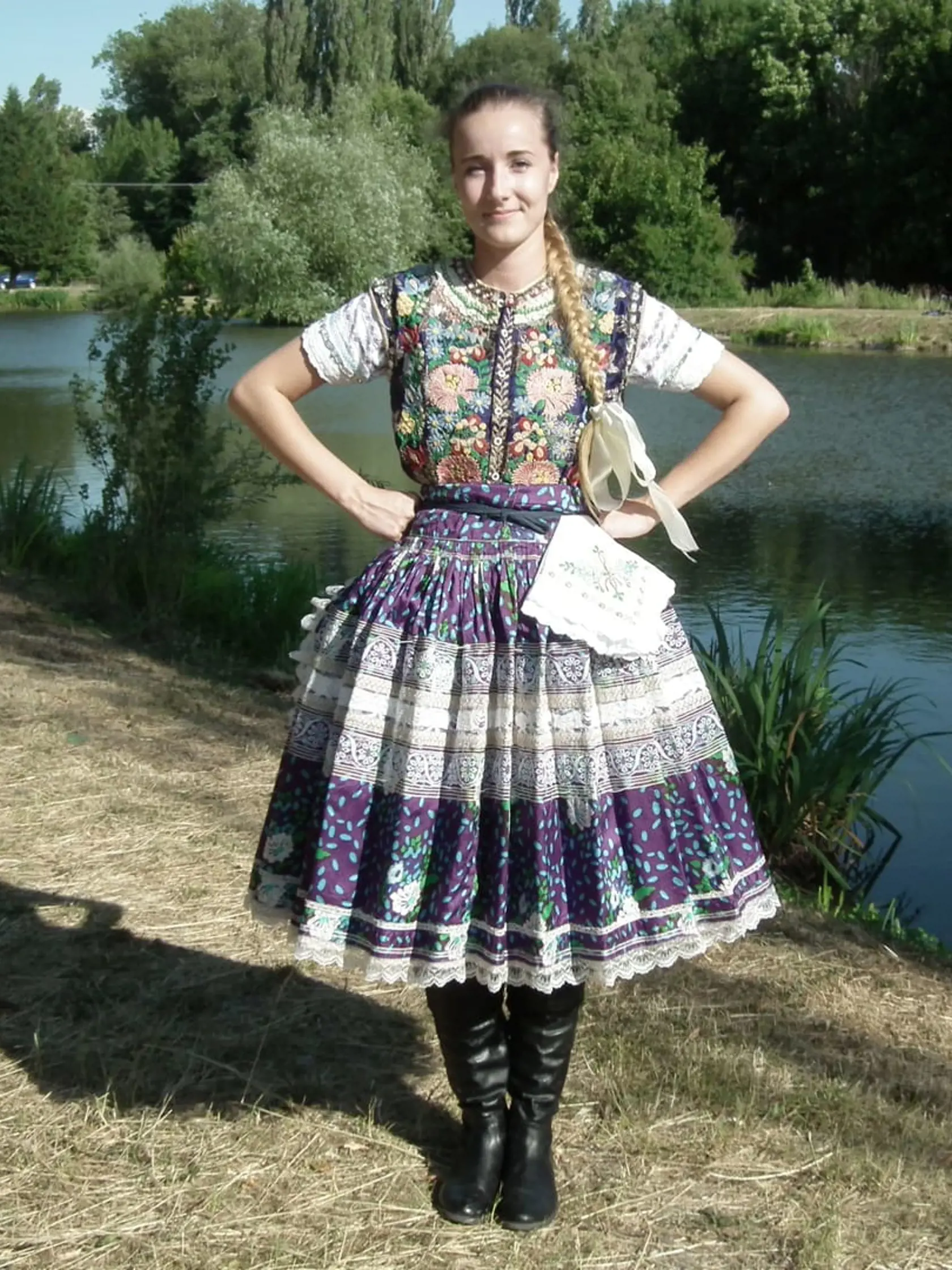 „Tekovský kroj, ktoré nosili mladé dievčatá na tancovačku alebo do kostola, sa mi naozaj veľmi páči,“ netají Miroslava Šárlecká.