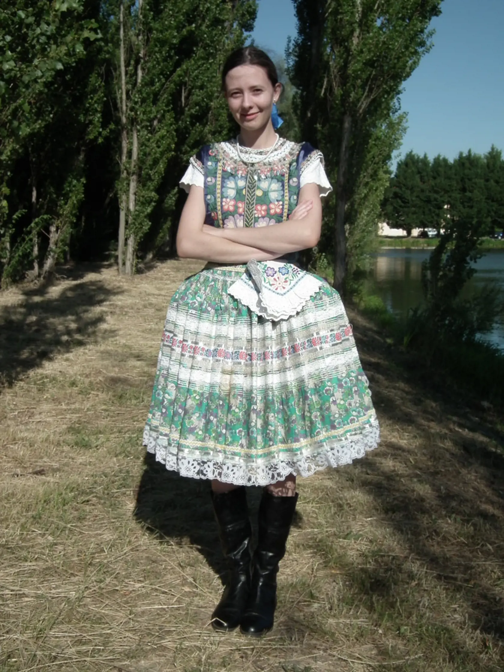 „Je síce krásny, ale tým, že sukňa je podlepená papierom, tak sa s ním prakticky nedá sedieť,“ vraví o tekovskom sviatočnom kroji Veronika Kováčová.