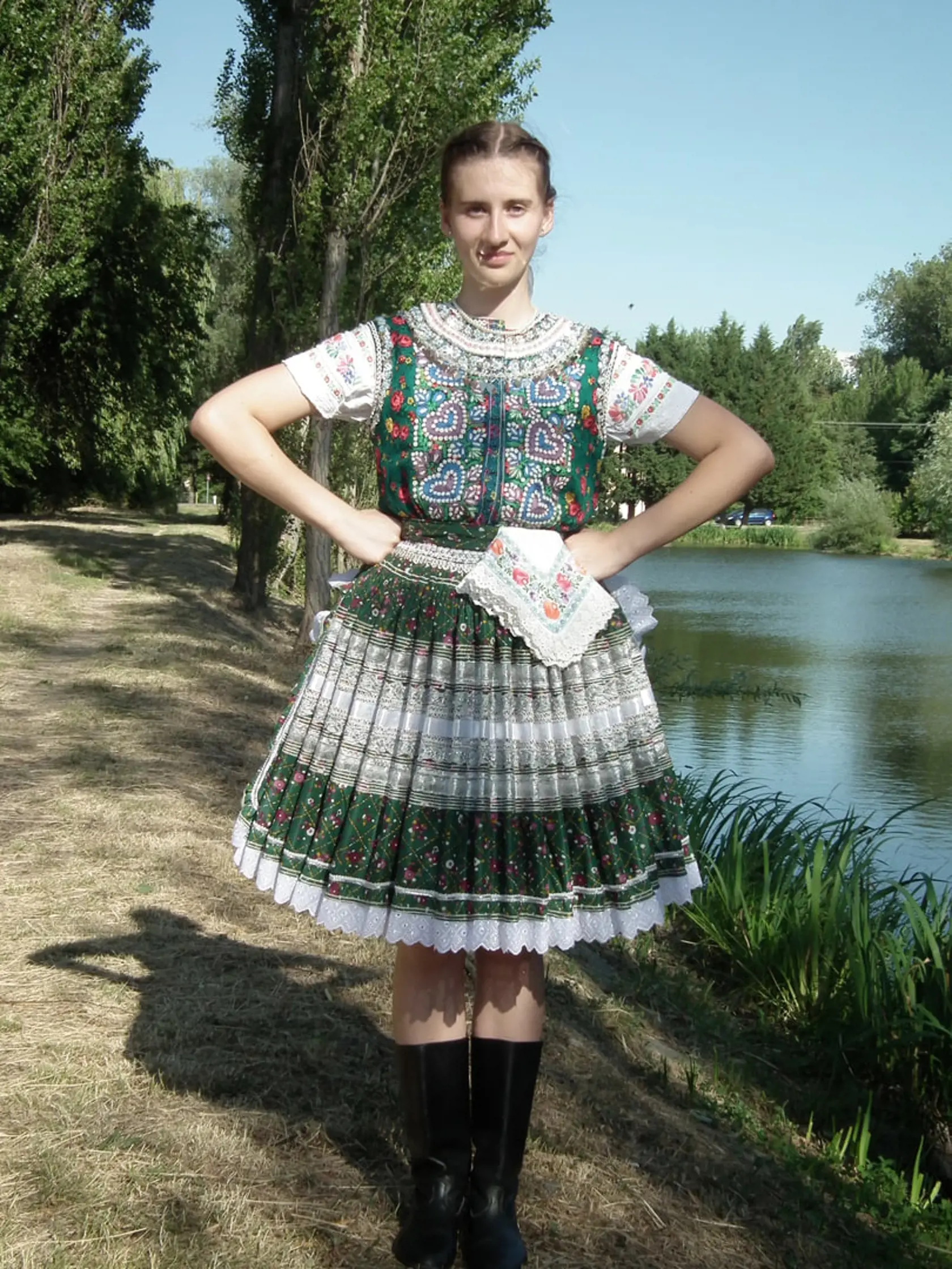 „Blingáče na krojoch sa začínali objavovať po II. svetovej vojne, takže tento je práve z tohto obdobia. Mladé devy ho nosili najmä do kostola,“ vysvetlila Soňa Lecká.