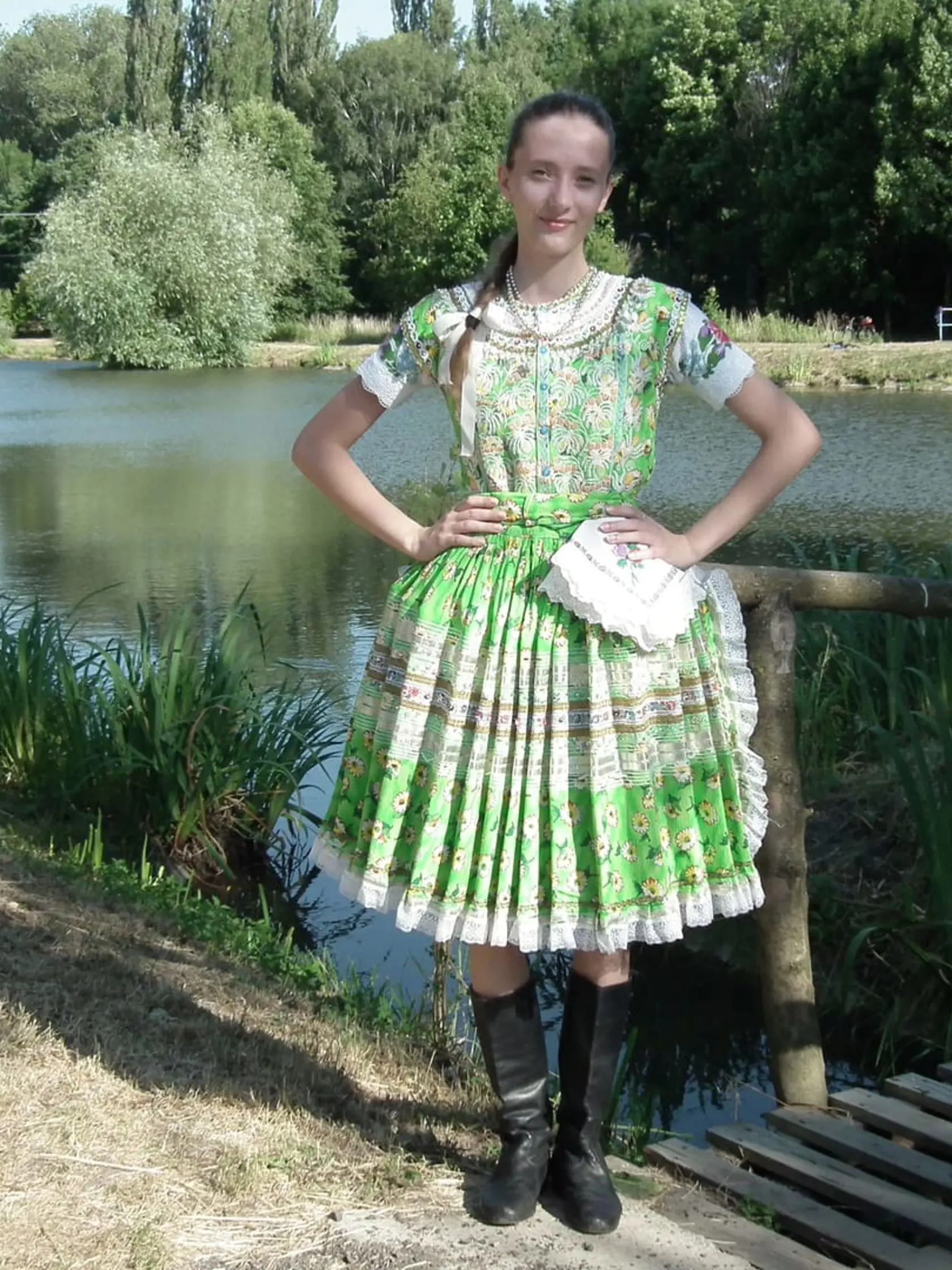 „Takýto sviatočný kroj nosili dievčatá v tekovskom regióne krátko po vojne keď išli buď do kostola, alebo na tancovačku,“ prezradila o svojom kroji Anička Kováčová.