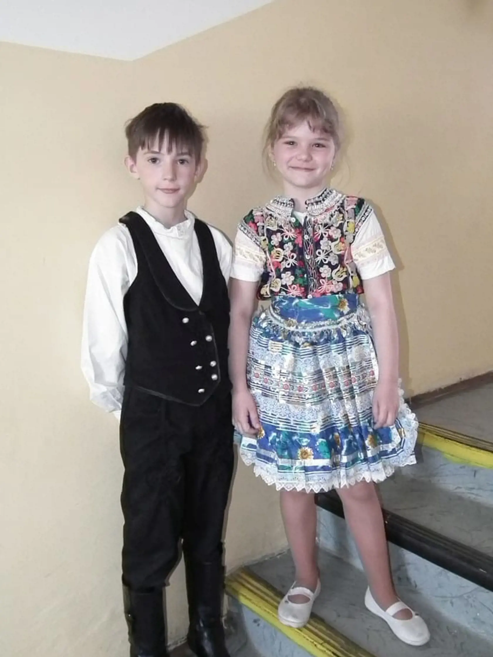 Kroje zo Starého Tekova. Miško (9) má mužský pracovný, Barborka (9) slávnostný dievčenský, ktoré sa nosili prevažne na tancovačky, alebo do kostola.