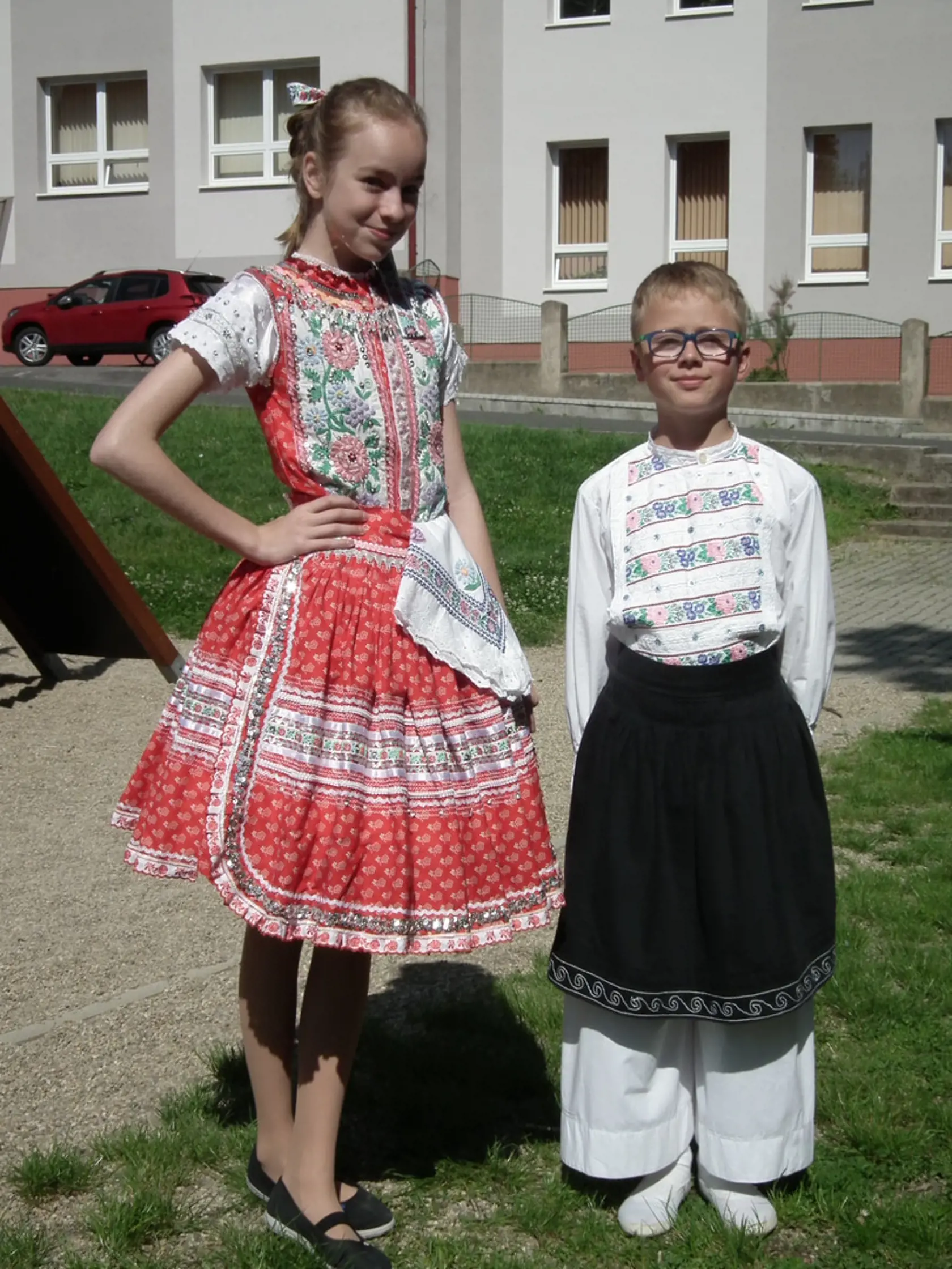 Súrodenci Natálka (11) a Dávidko (9) si obliekli slávnostné tekovské kroje, hoci Dávidko si k nemu dal aj zásteru, ktorú nosili chlapi do práce.