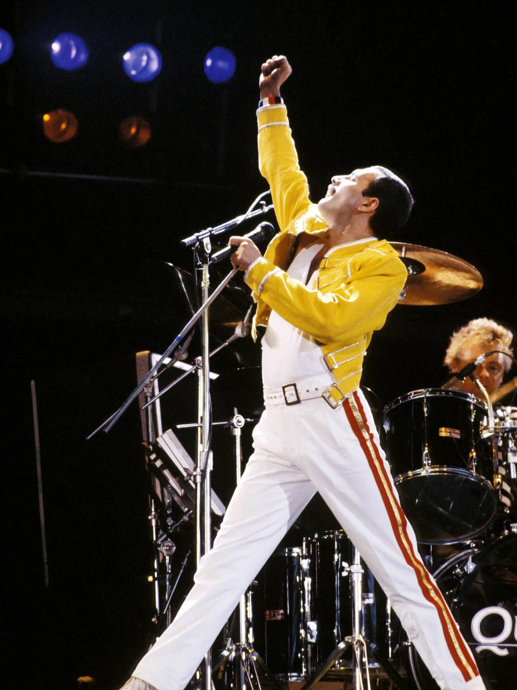 Freddie Mercury v roku 1985 na koncerte Live Aid vo Wembley.
