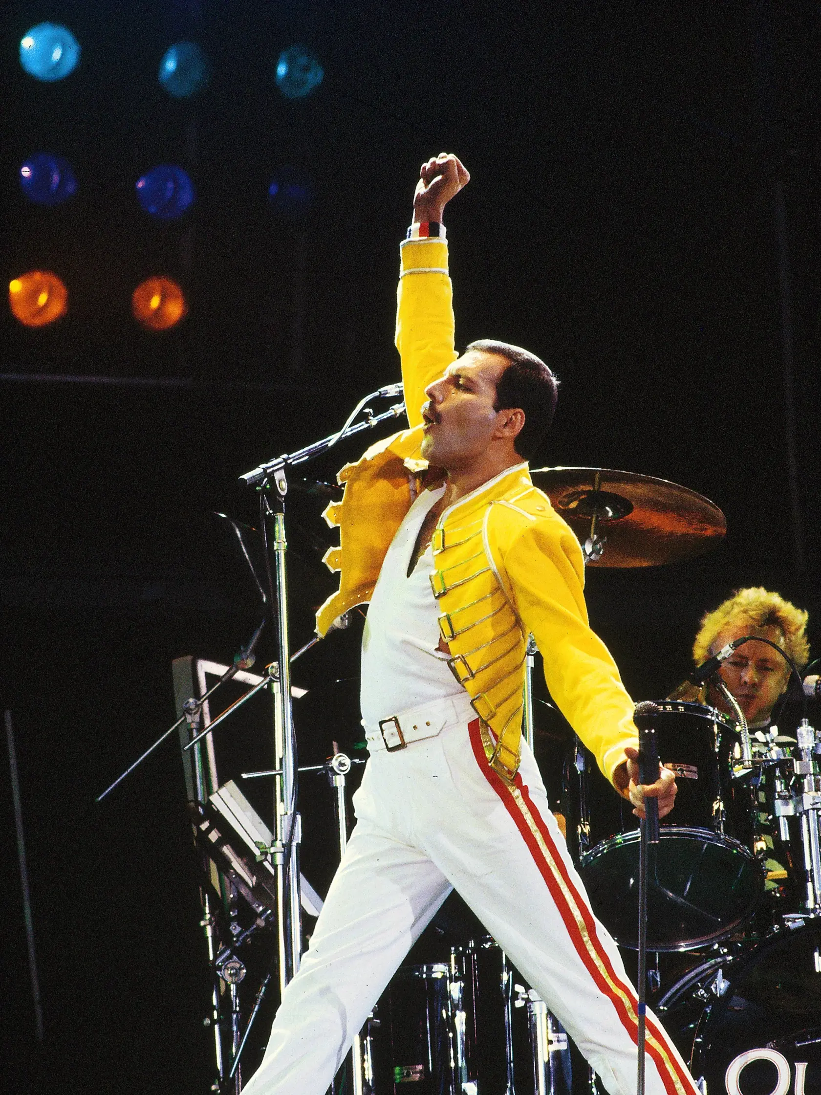 Freddie Mercury v roku 1985 na koncerte Live Aid vo Wembley.