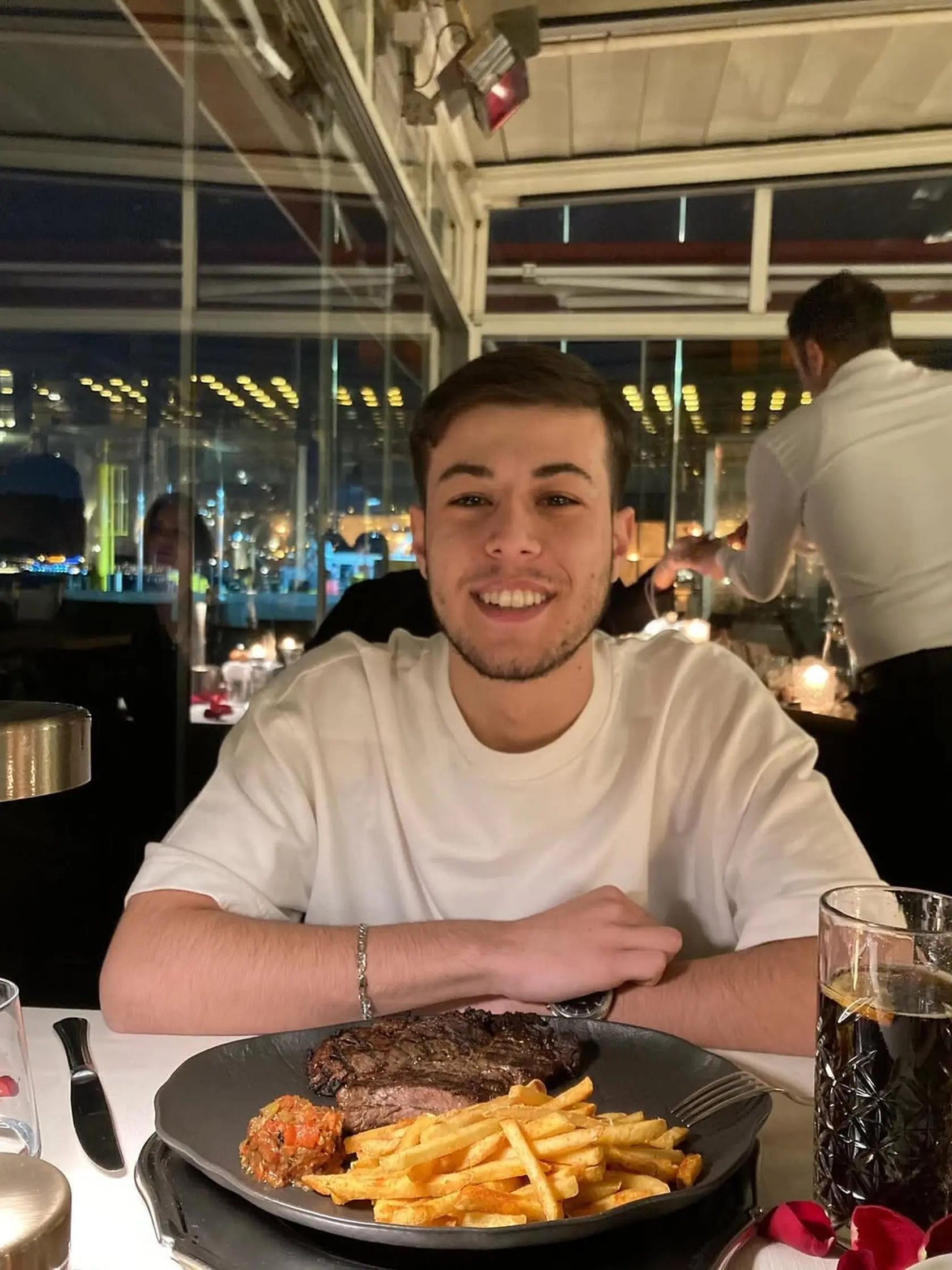 Alp Akar si zahral postavu Fikreta, známeho ako Fiko v Príbehu našej rodiny. Dnes má 19 rokov.