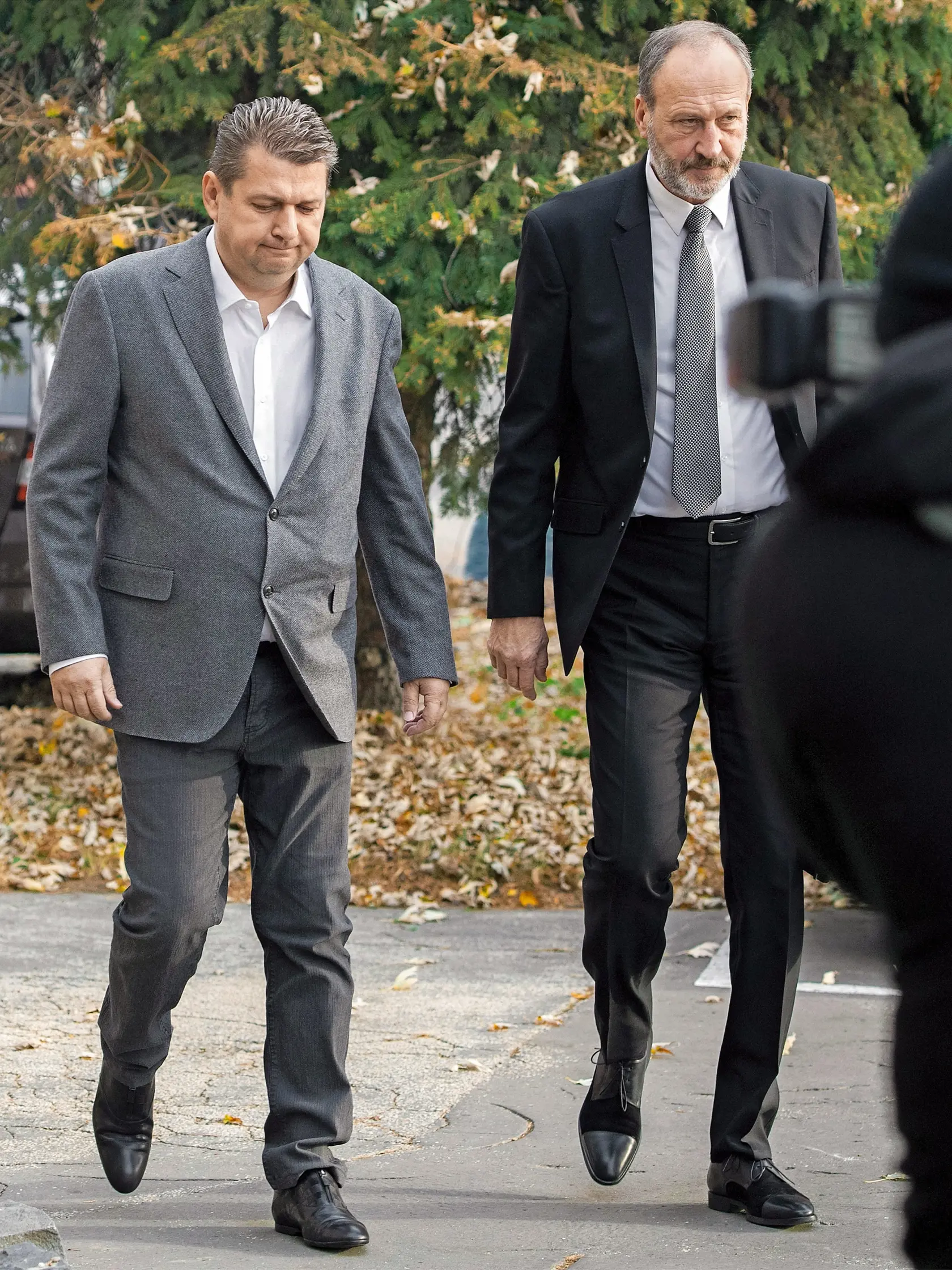 V čase, keď už bol Ladislav Bašternák (vľavo) obvinený, previedol so svojimi spolumajiteľmi firmu KLM Group na svojho obhajcu Petra Filipa (vpravo).