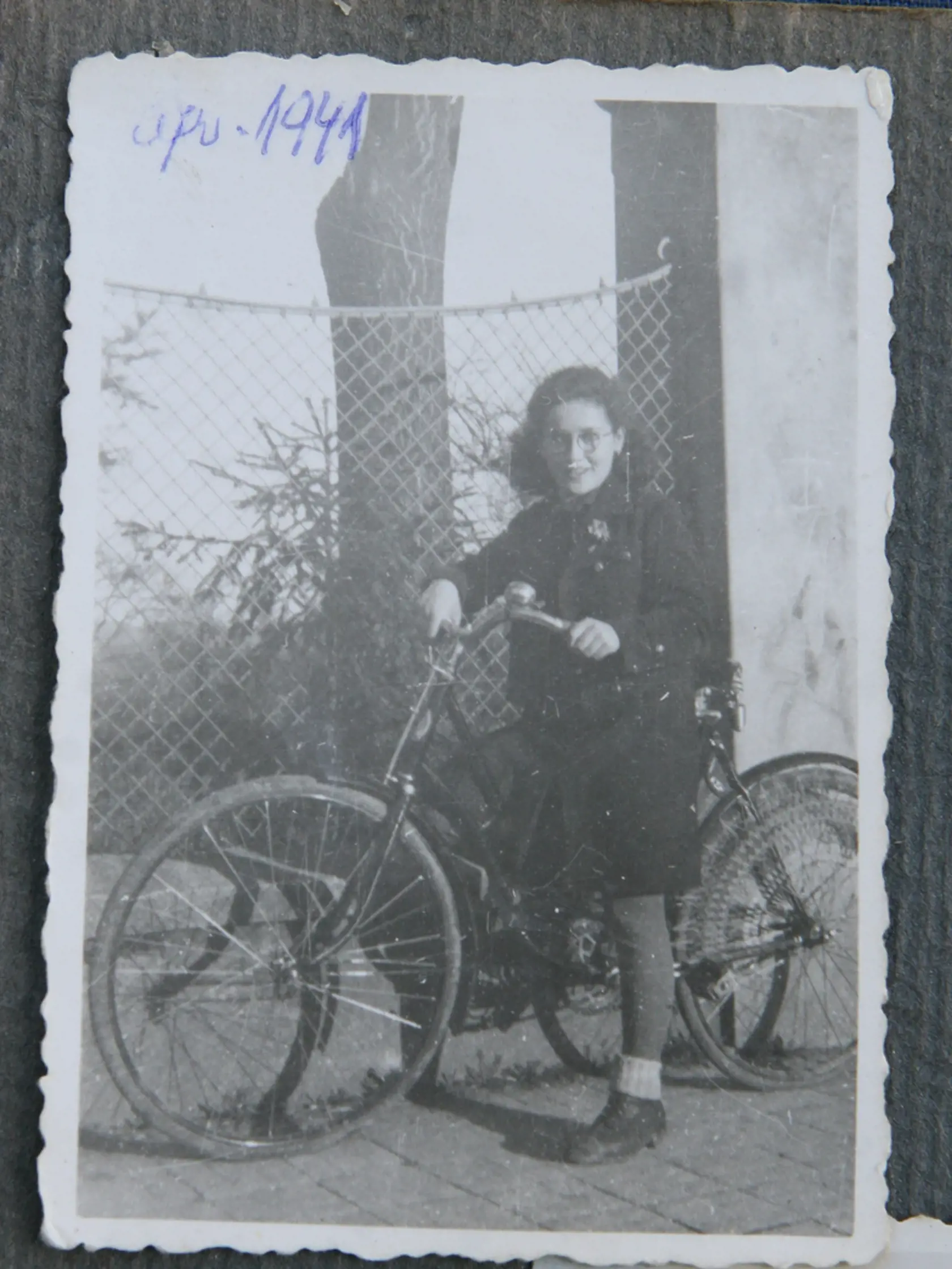 Bicyklistka Ruženka v roku 1941.